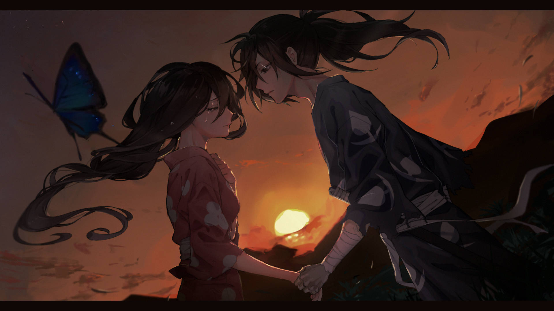 多羅羅 桌布 壁紙 — 兩個動漫角色在火紅的夕陽天空下牽手，附近有一隻發光的藍色蝴蝶翩翩飛舞。