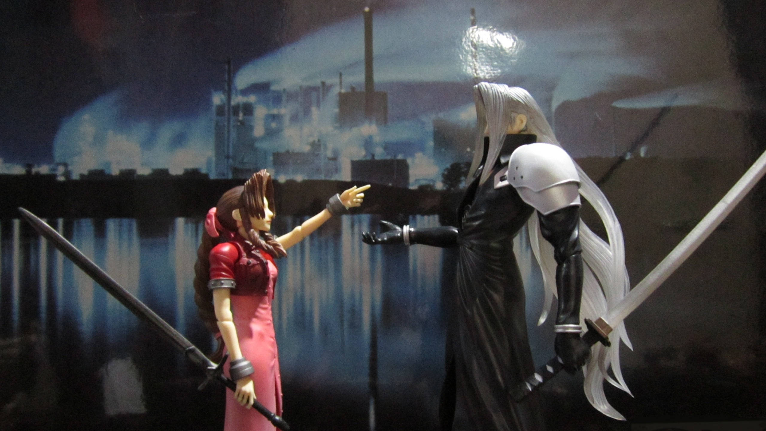 Sephiroth 桌布 壁紙 — 兩個動漫角色在煙霧彌漫的工業背景下，以反射的水面為襯托，進行戲劇性的對峙。