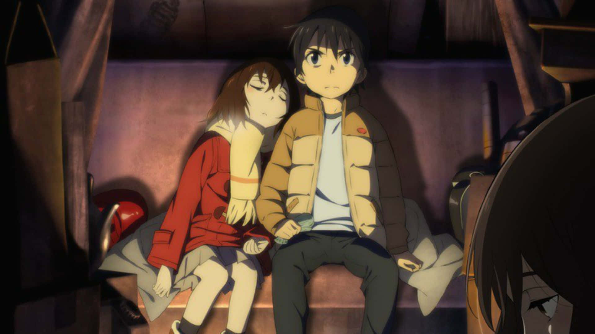 Erased 桌布 壁紙 — 兩個動漫角色在燈光昏暗、舒適的室內空間中，緊密地坐在長椅上，帶有溫暖的燈光。