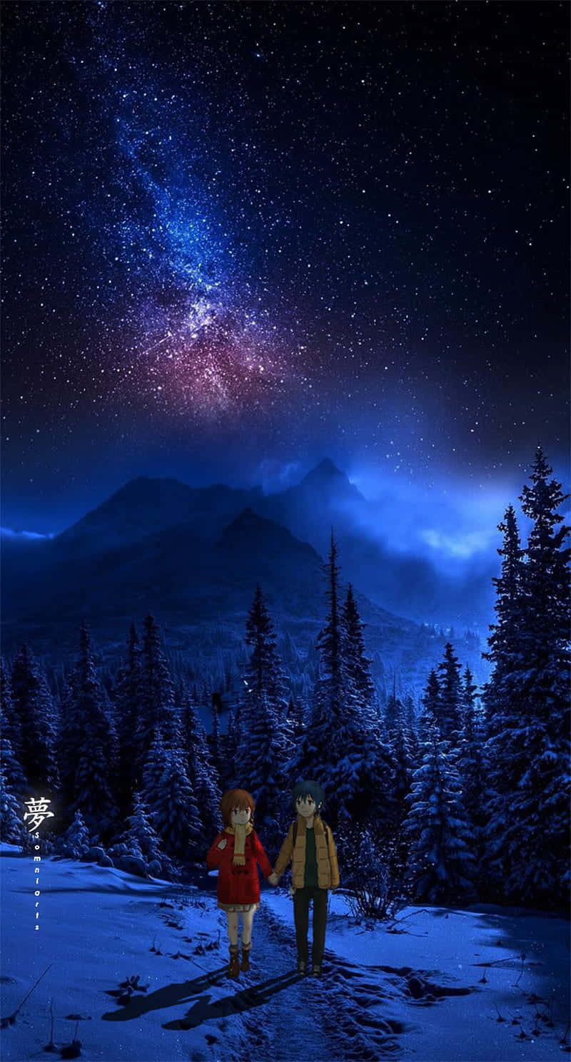 Erased 桌布 壁紙 — 兩個動漫角色在白雪覆蓋的山脈和松樹上方的璀璨星空下牽著手。