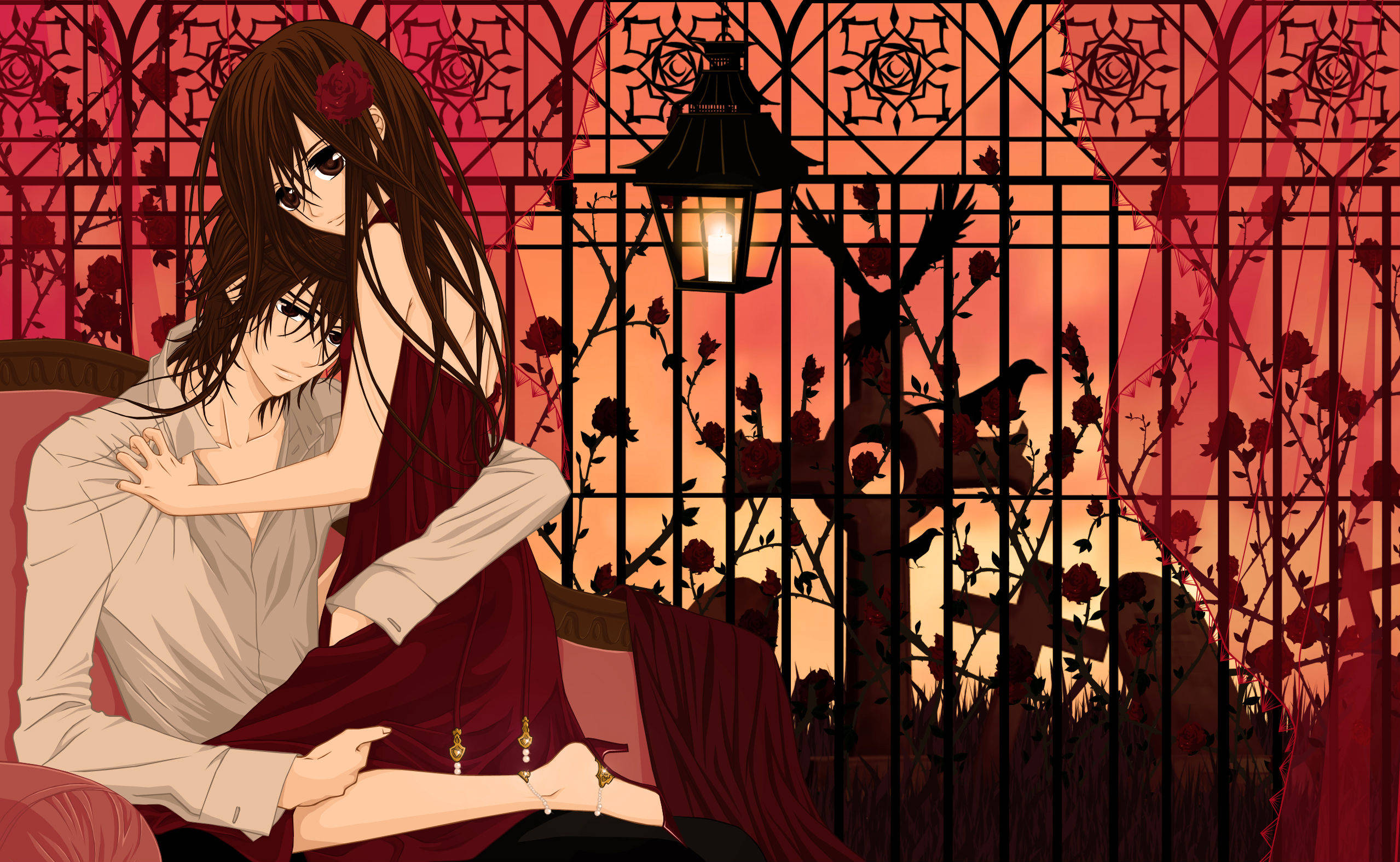Vampire Knight 桌布 壁紙 — 兩個動漫角色在紅色沙發上擁抱，背景是熾熱的日落，搭配華麗的黑色鐵藝和玫瑰。