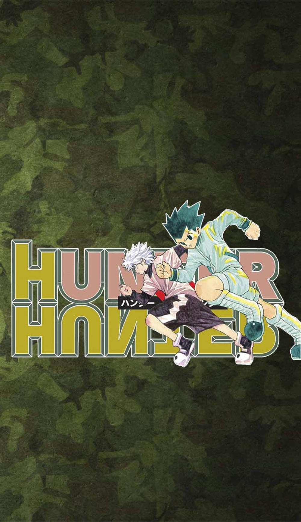 動漫 桌布 壁紙 — 兩個動漫角色在紋理綠色迷彩背景上動態跳躍於 Hunter x Hunter 標誌之上。