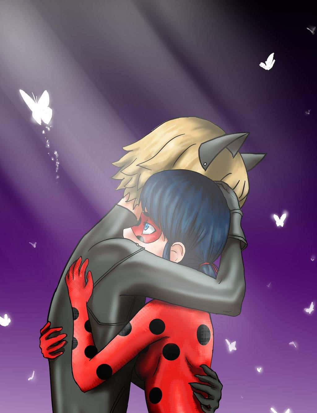 Ladybug And Cat Noir 桌布 壁紙 — 兩個動漫角色在紫色燈光下溫柔擁抱，發光的白色蝴蝶在他們周圍飛舞。