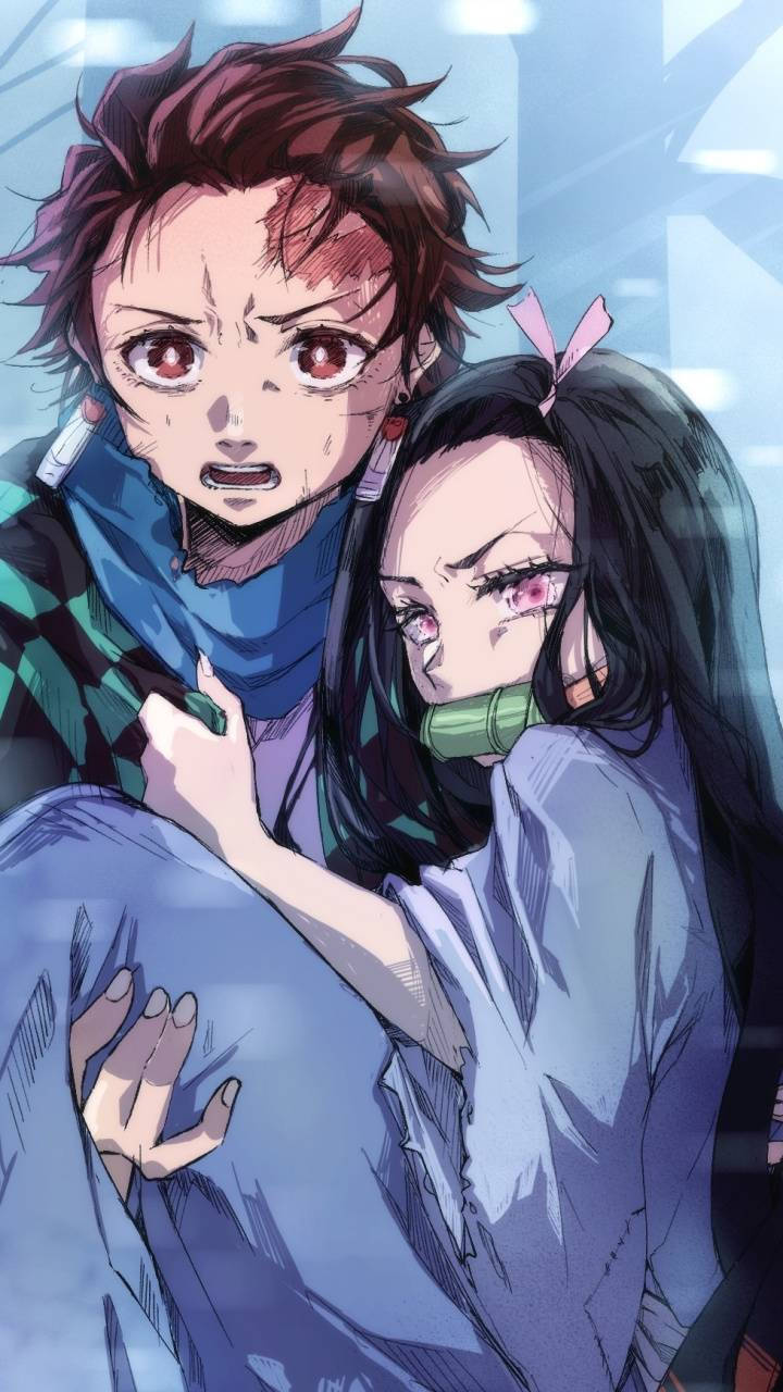 炭治郎 桌布 壁紙 — 兩個動漫角色在緊張時刻，一個紅眼繃帶臉緊抓另一個粉紅眼綠面具的角色。