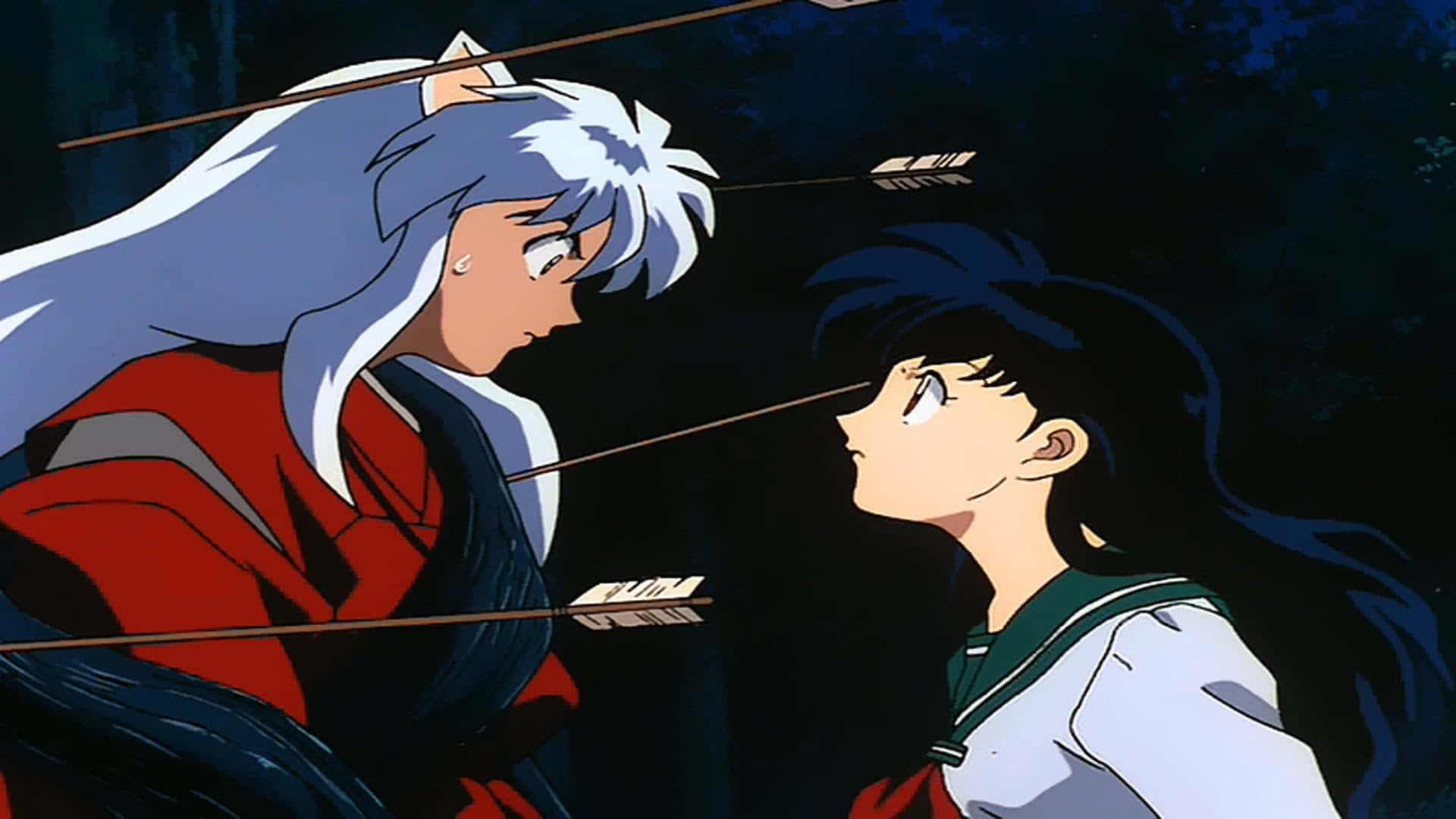 Inuyasha 桌布 壁紙 — 兩個動漫角色在緊張的夜晚場景中面對面，箭矢刺穿他們的額頭。