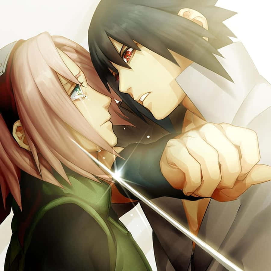 Sasuke Sakura 桌布 壁紙 — 兩個動漫角色在緊張的特寫中，中間有一把發光的劍，一個有粉紅色頭髮和綠色眼睛，另一個有黑色頭髮和紅色眼睛。