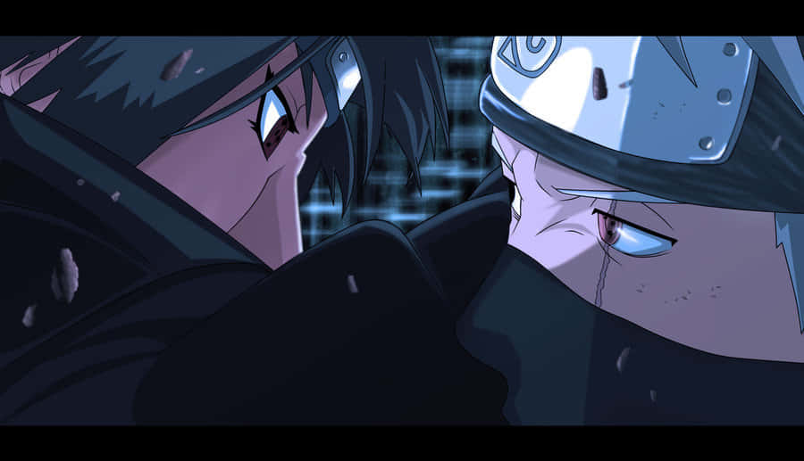 Kakashi And Itachi 桌布 壁紙 — 兩個動漫角色在緊張的特寫中對峙，眼睛發光，帶有深藍色燈光。