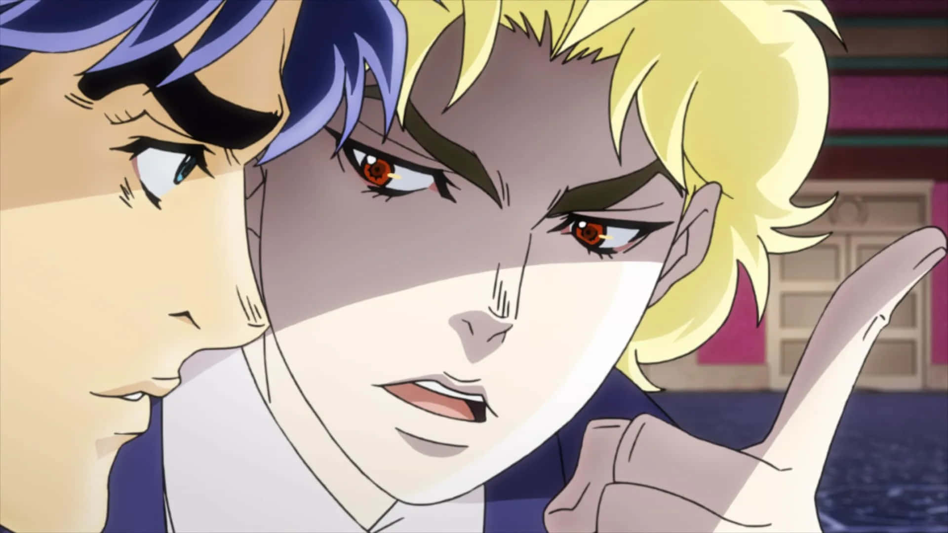 Phantom Blood 桌布 壁紙 — 兩個動漫角色在緊張的特寫中對峙，一個有藍色頭髮，另一個有金色頭髮和紅色眼睛，指責地指著對方。