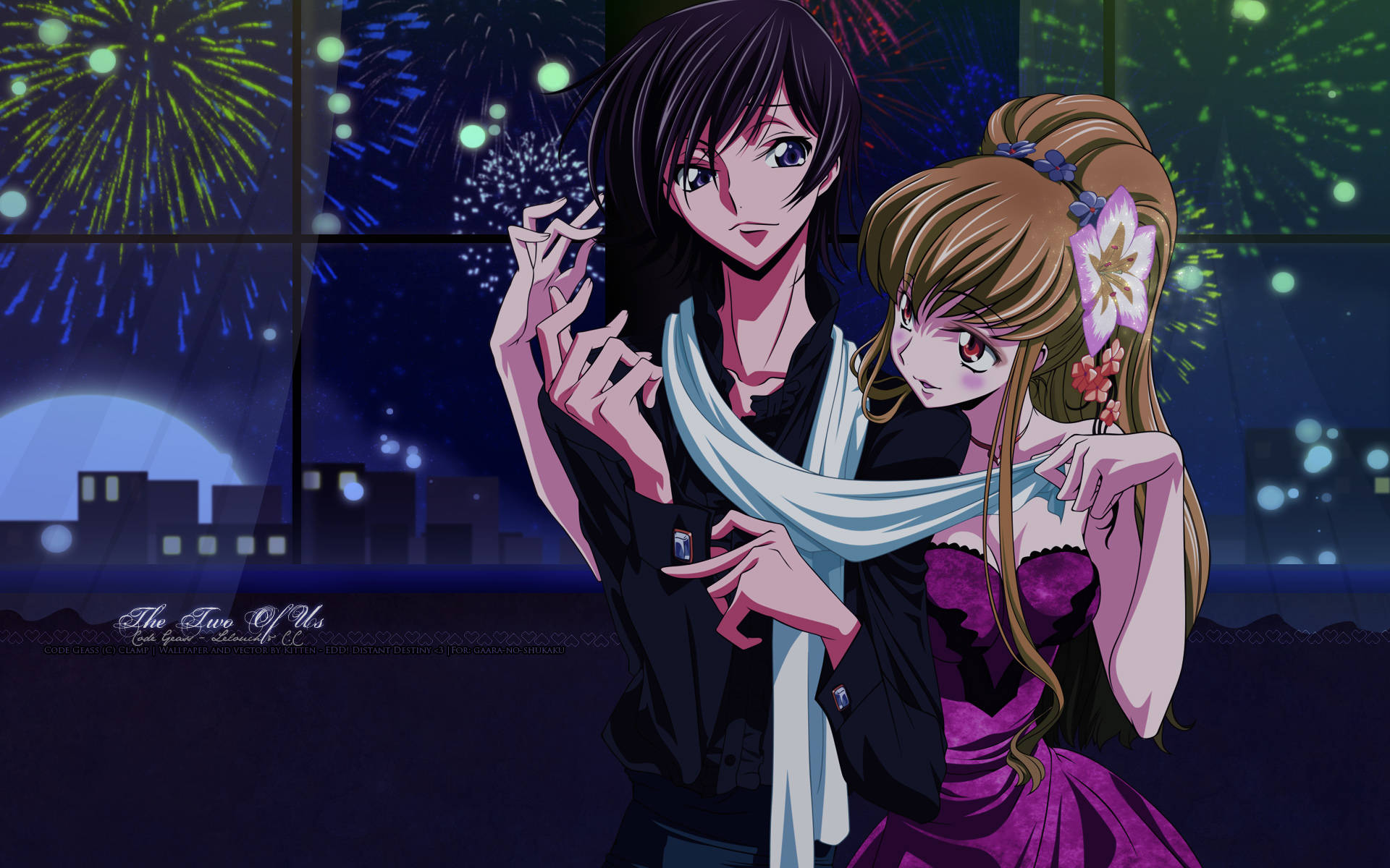 lelouch lamperouge 桌布 壁紙 — 兩個動漫角色在色彩繽紛的煙火下擁抱，照亮了夜晚的城市天際線。
