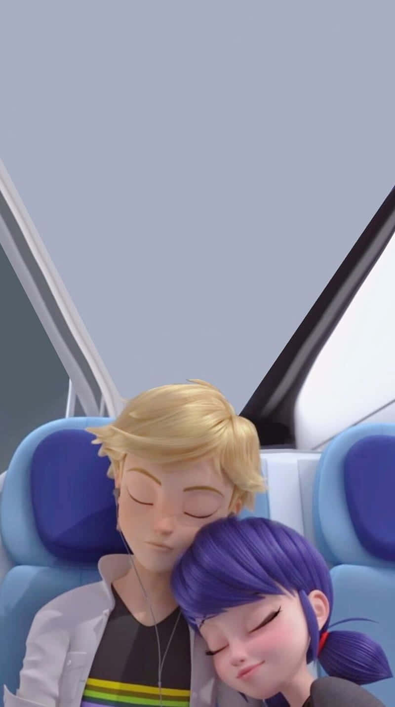 Miraculous Ladybug Adrien 桌布 壁紙 — 兩個動漫角色在藍色飛機座位上閉著眼睛，表情柔和，安詳地睡著。
