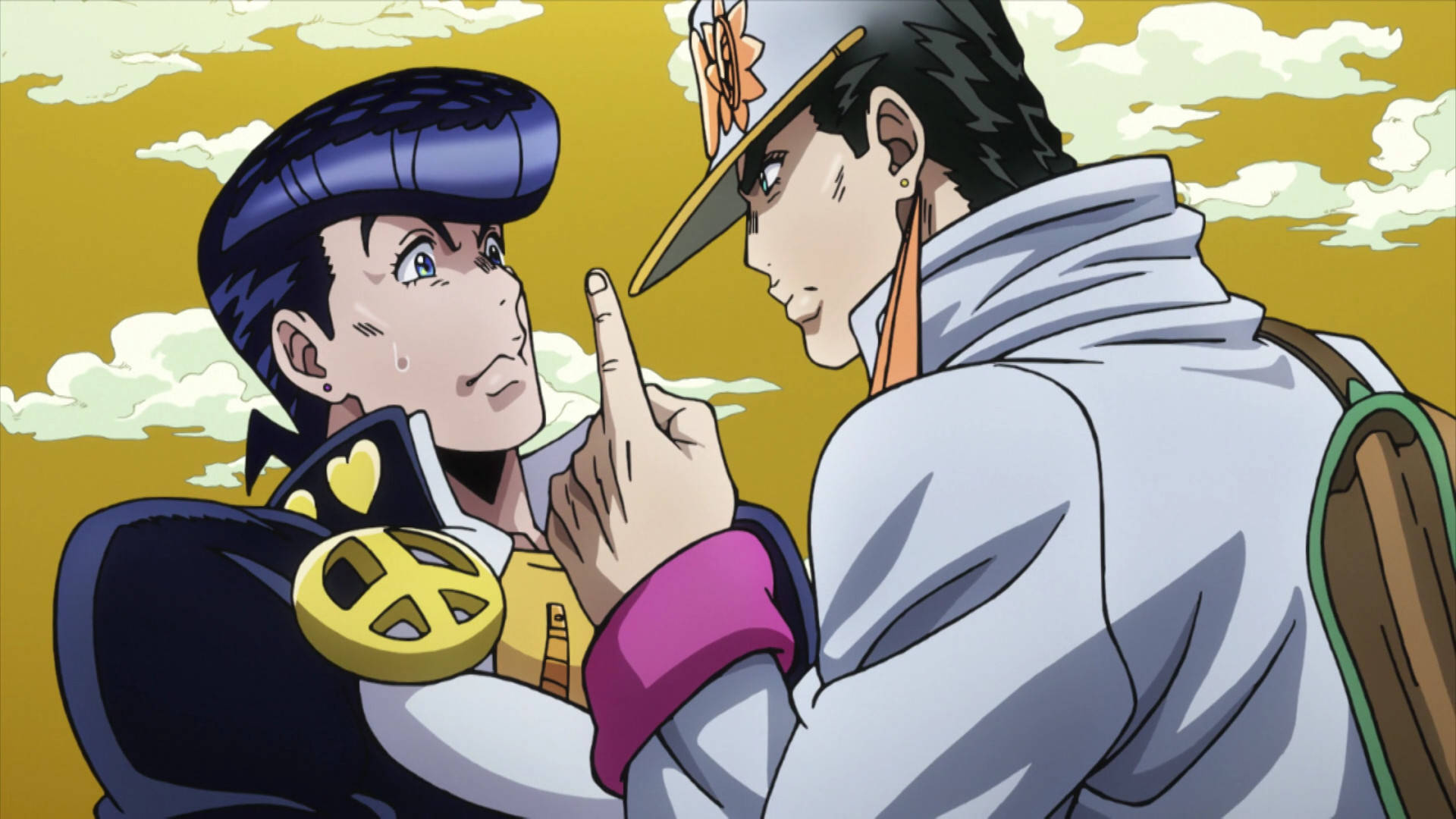 Josuke 桌布 壁紙 — 兩個動漫角色在金色天空和蓬鬆雲朵的背景下，以強烈的表情互相對峙。