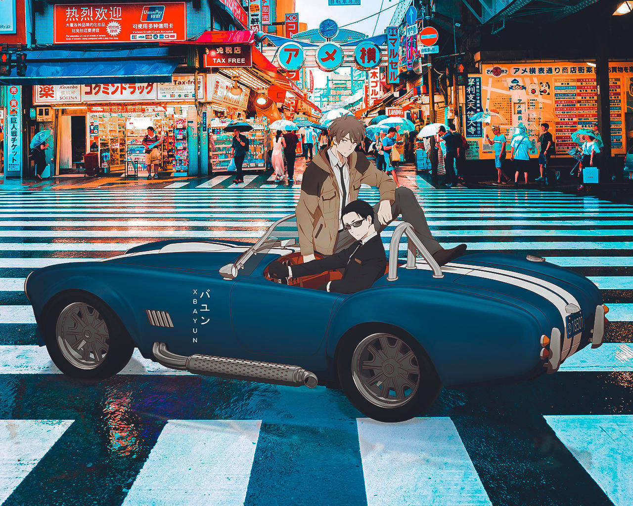 the millionaire detective 桌布 壁紙 — 兩個動漫角色在閃爍的霓虹燈下，駕駛藍色跑車駛過雨濕的東京街道。