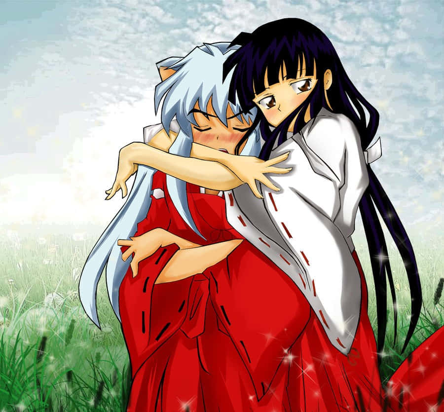 Inuyasha And Kikyo 桌布 壁紙 — 兩個動漫角色在陽光明媚的草地上，在柔和的天空下溫暖地擁抱。