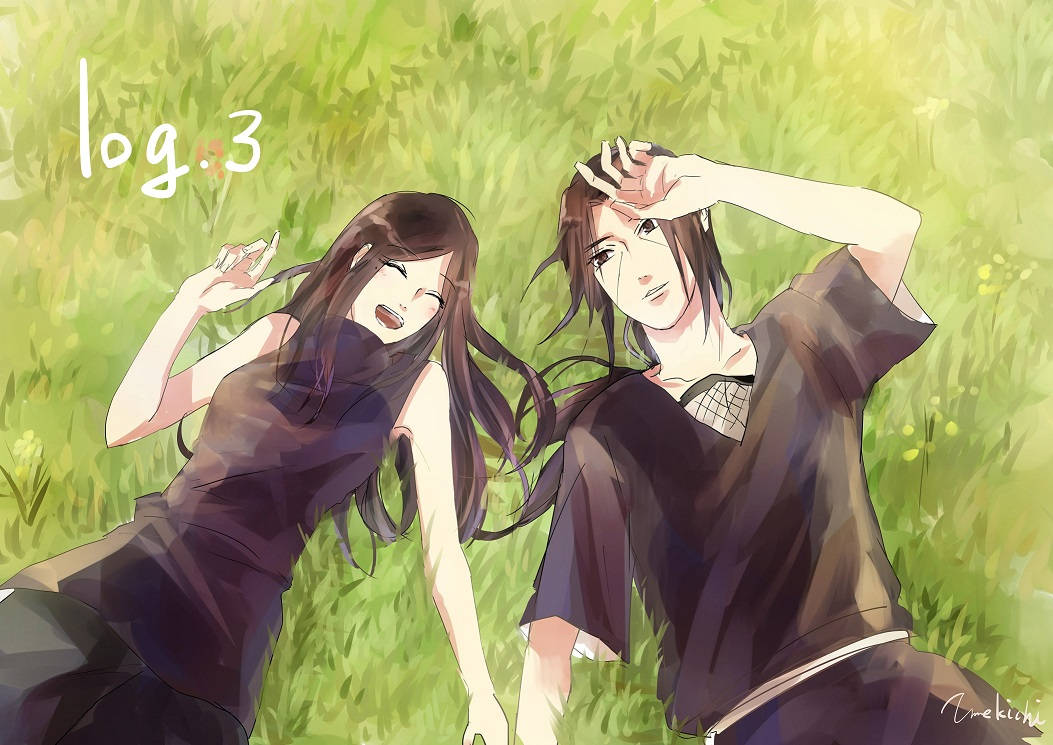 izumi uchiha 桌布 壁紙 — 兩個動漫角色在陽光明媚的草地上大笑並擺姿勢，帶有柔和的綠色色調和溫暖的燈光。