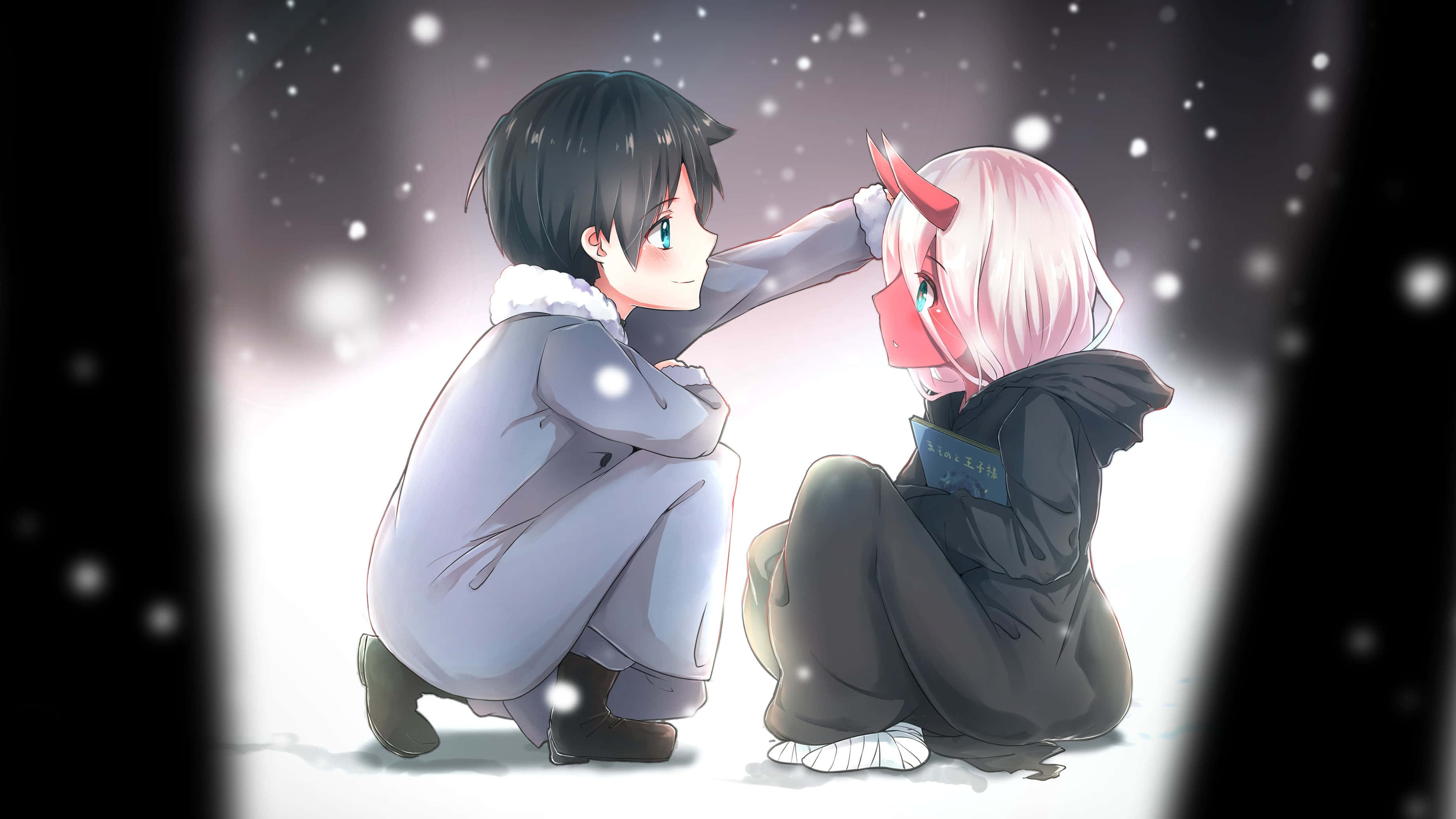 DARLING in the FRANXX 桌布 壁紙 — 兩個動漫角色在飄雪下分享溫柔時刻，其中一個輕輕觸摸另一個的臉龐，構成柔和的冬日場景。