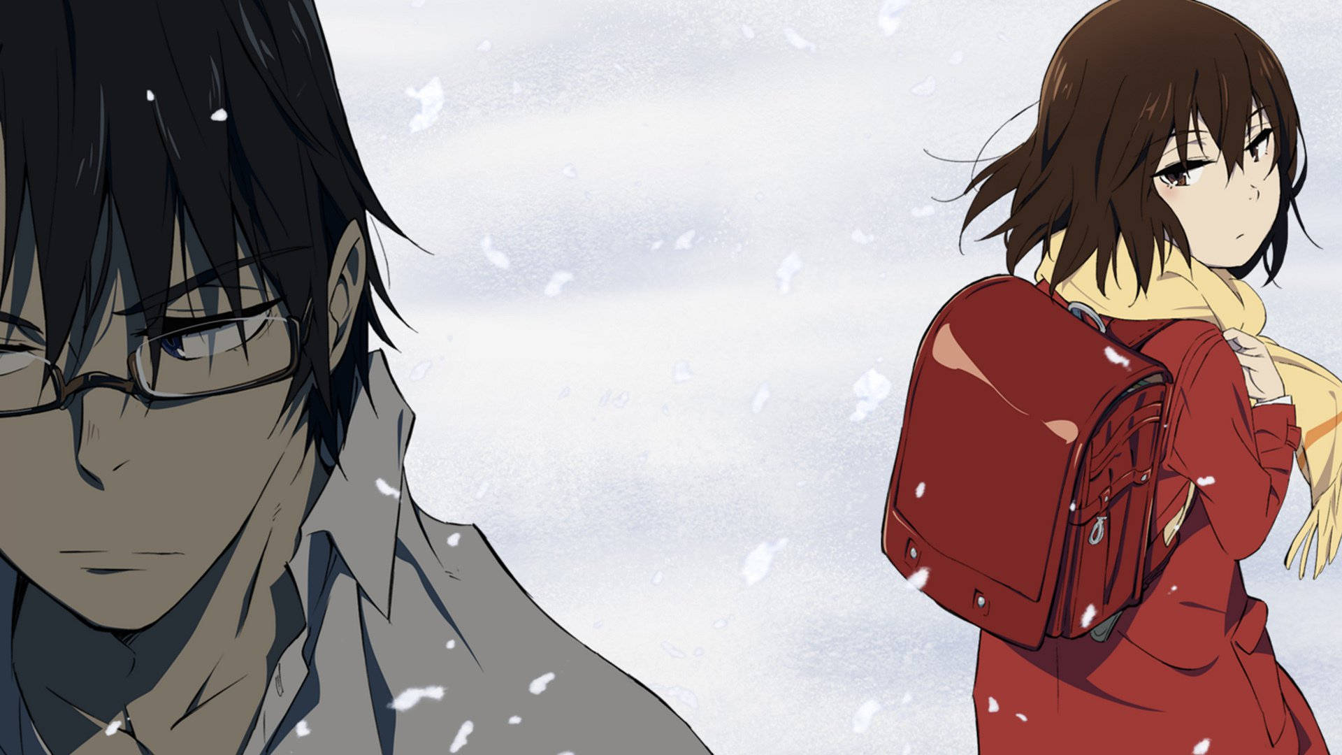 Erased 桌布 壁紙 — 兩個動漫角色在飄雪中分開站立，一個戴眼鏡，另一個穿紅色外套和揹背包。