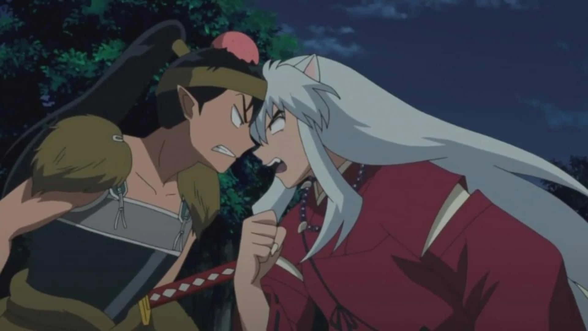 Inuyasha Koga 桌布 壁紙 — 兩個動漫角色在黑暗天空下的夜間森林中緊張對峙。