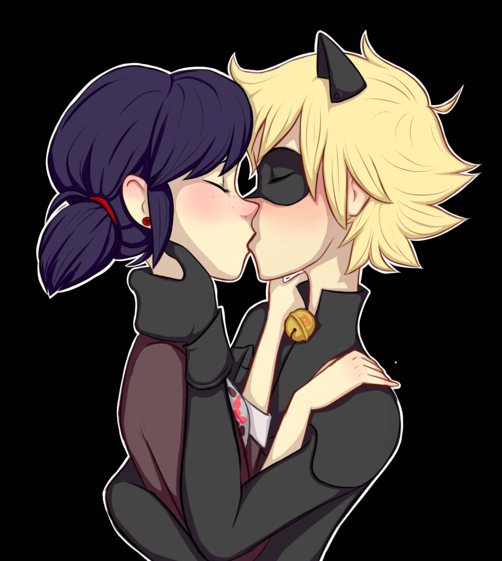 ladybug and cat noir kiss 桌布 壁紙 — 兩個動漫角色在黑色背景前熱情接吻，一個有深色頭髮和紅色耳環，另一個有金色頭髮和黑色眼罩。