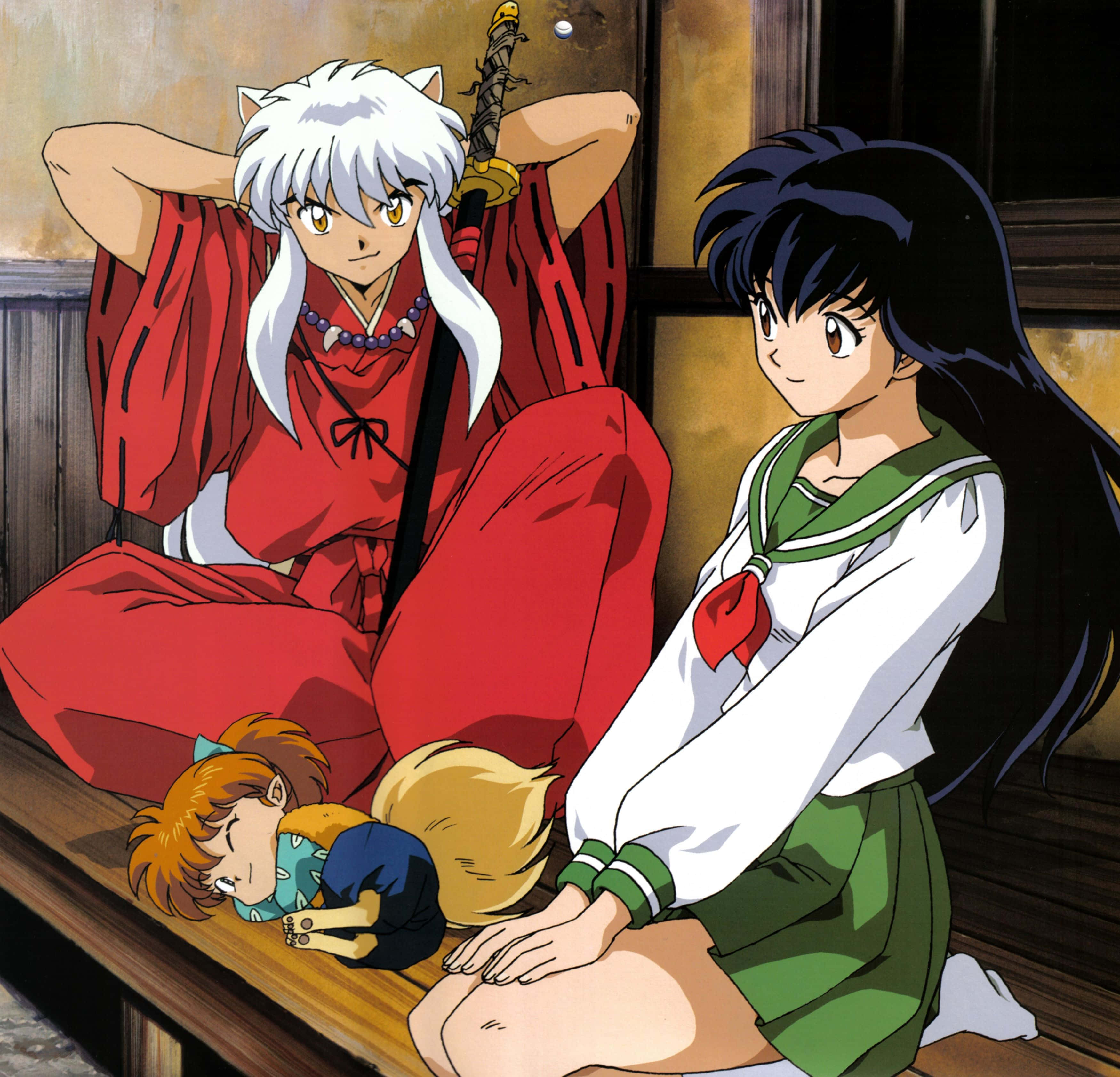Inuyasha And Shippo 桌布 壁紙 — 兩個動漫角色坐在木地板上，中間有一個睡著的孩子，房間燈光溫暖。