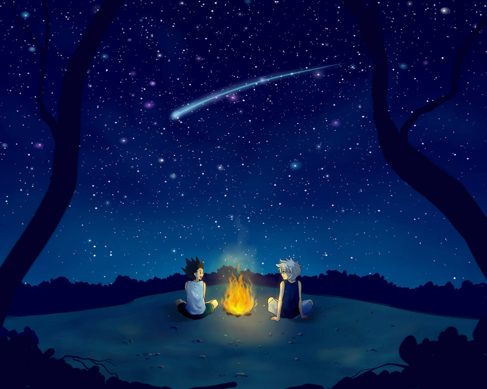 小傑與奇犽 桌布 壁紙 — 兩個動漫角色坐在營火旁，在繁星點點的夜空下，一顆明亮的流星在剪影樹木之間劃過。