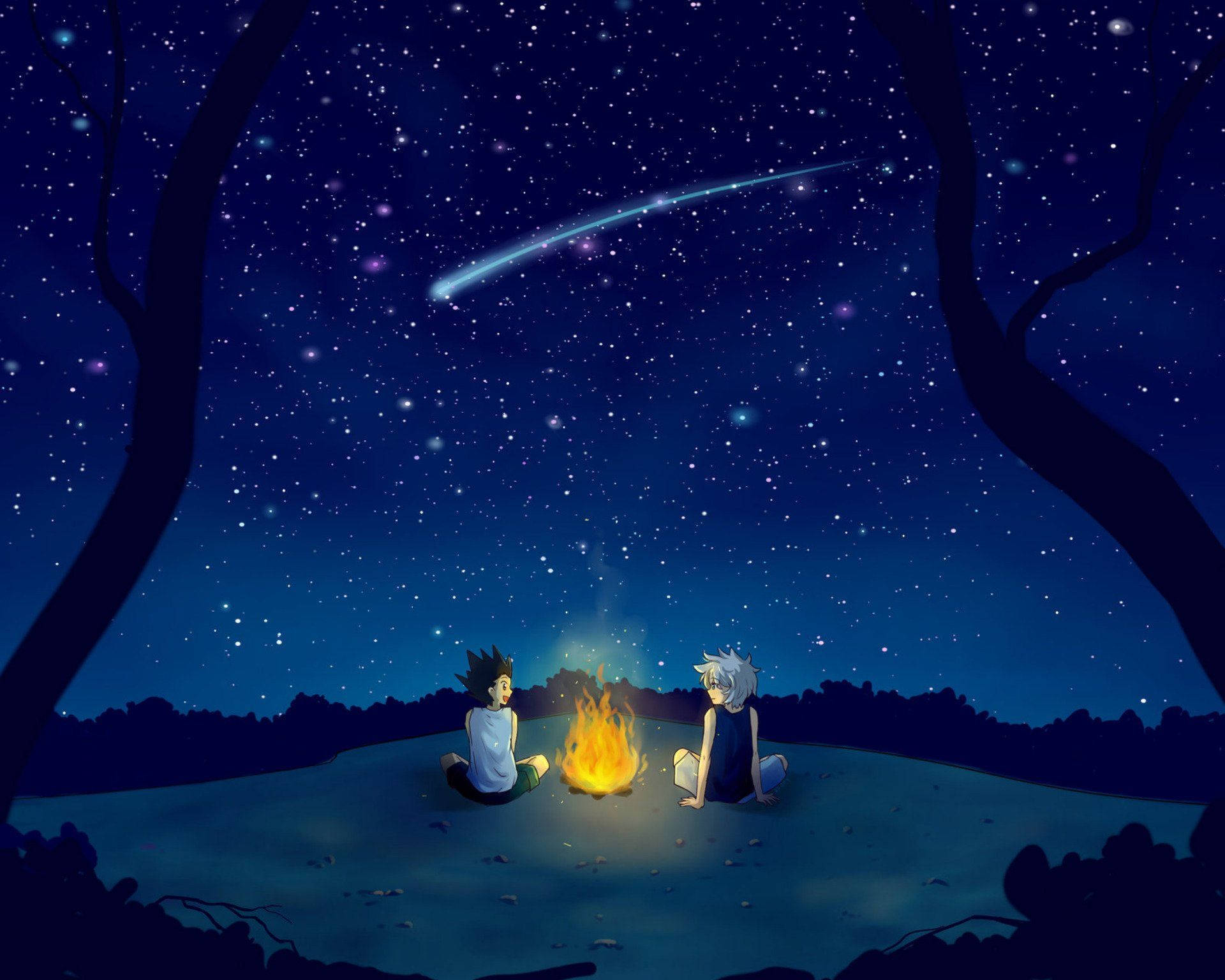 Shooting Star 桌布 壁紙 — 兩個動漫角色坐在營火旁，在繁星點點的夜空下，一顆流星劃過頭頂，被黑暗的樹木框住。