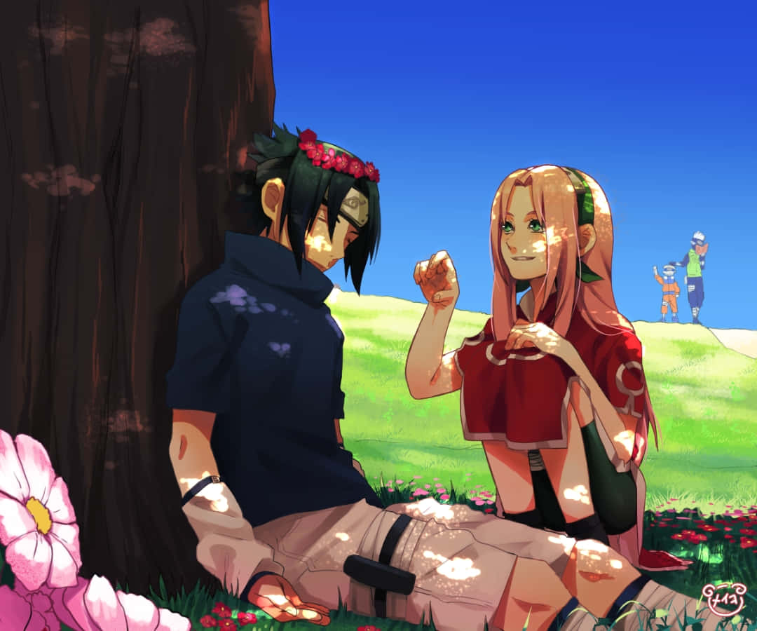 Sasuke Sakura 桌布 壁紙 — 兩個動漫角色坐在陽光普照的田野樹下，周圍有粉紅花朵，遠處草地上有人影。