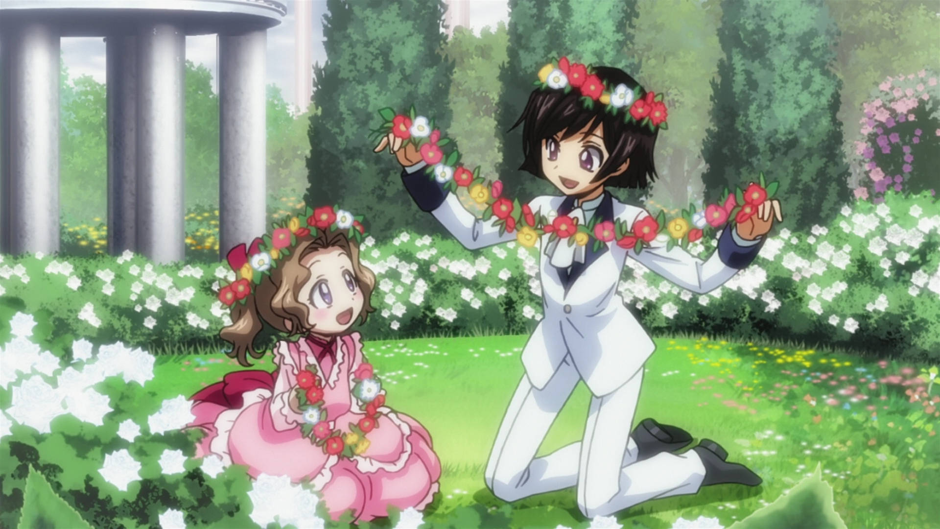 lelouch lamperouge 桌布 壁紙 — 兩個動漫角色戴著花冠和正裝，在充滿白色花朵和綠植的陽光花園中愉快地擺姿勢。
