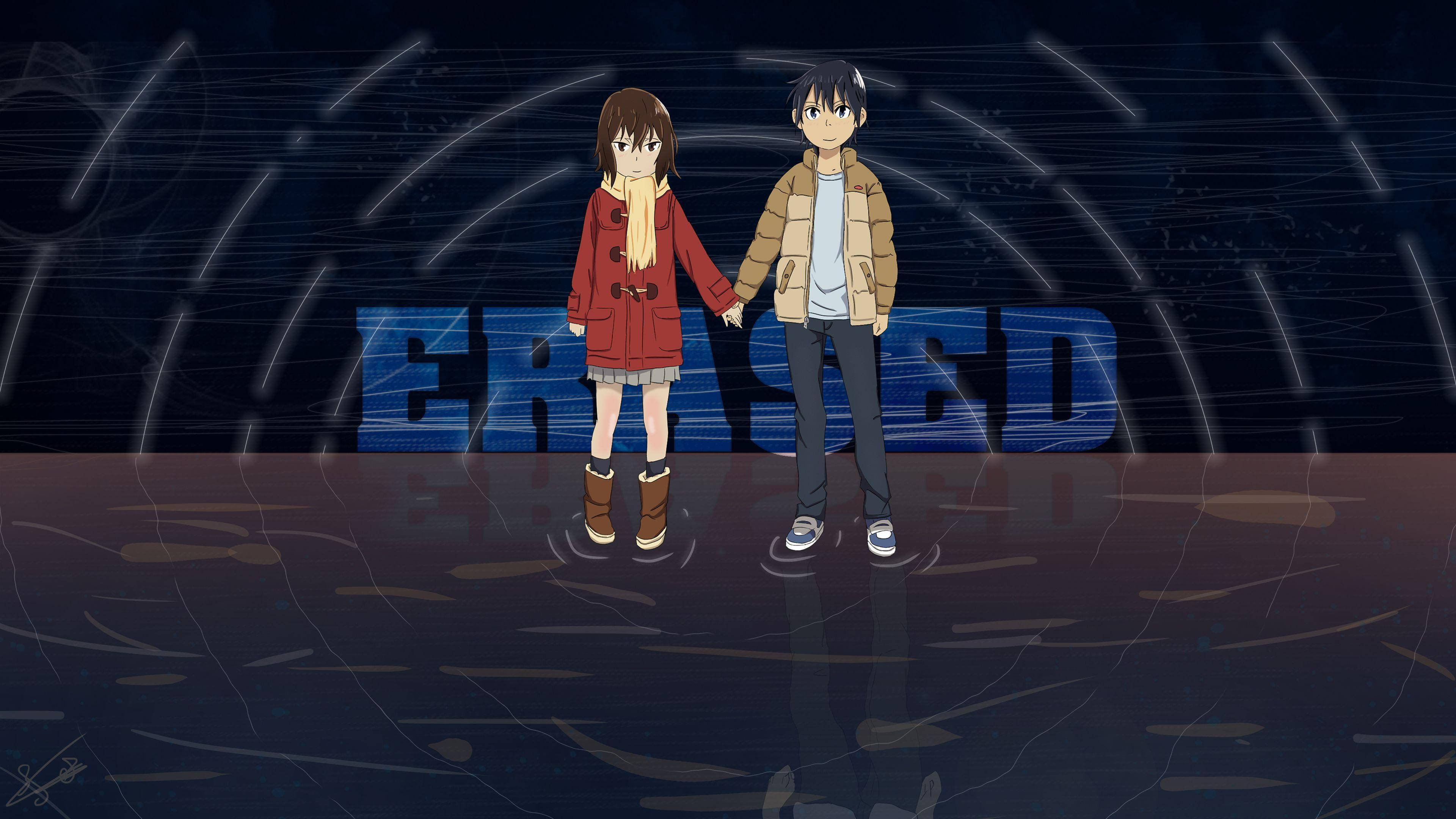Erased 桌布 壁紙 — 兩個動漫角色手牽手站在反光表面上，下方是發光的藍色「ERASED」標題，背景為深色條紋。