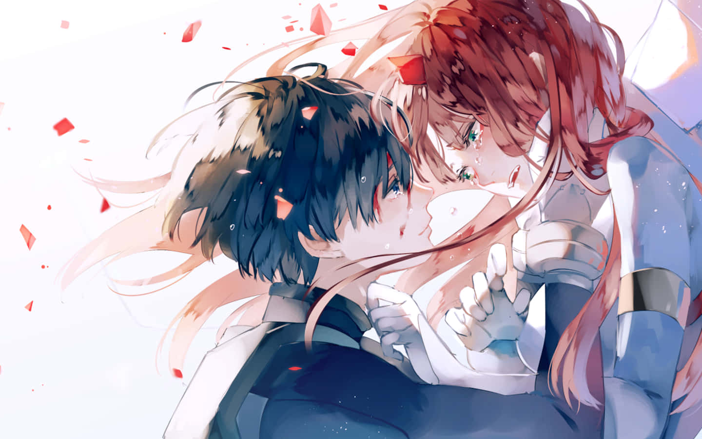 DARLING in the FRANXX 桌布 壁紙 — 兩個動漫角色溫柔地擁抱，紅色花瓣在柔和的光芒中圍繞他們飄落。