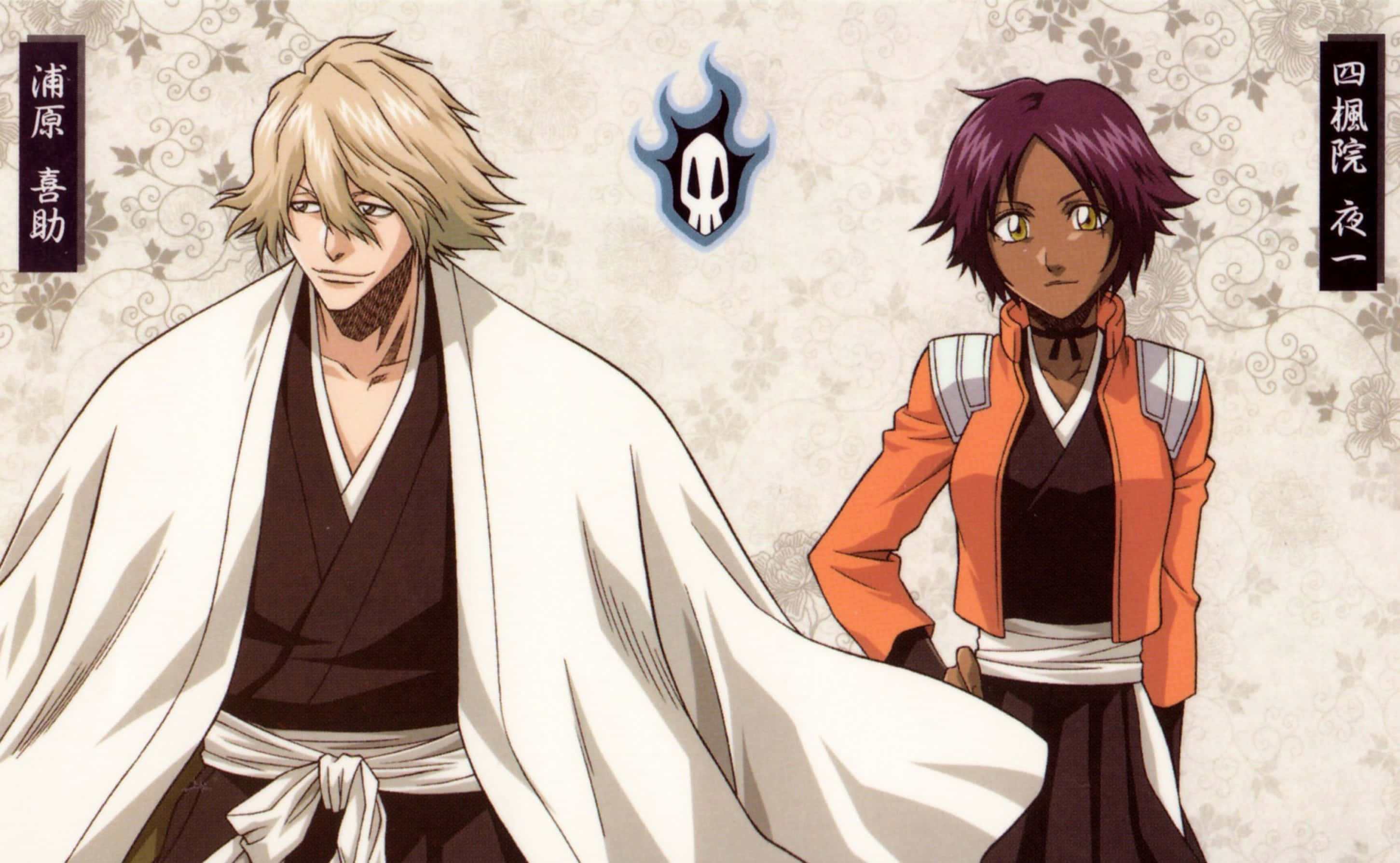 Yoruichi Shihoin 桌布 壁紙 — 兩個動漫角色穿著傳統和現代服裝，站在帶有藍色火焰標誌的圖案壁紙背景前。