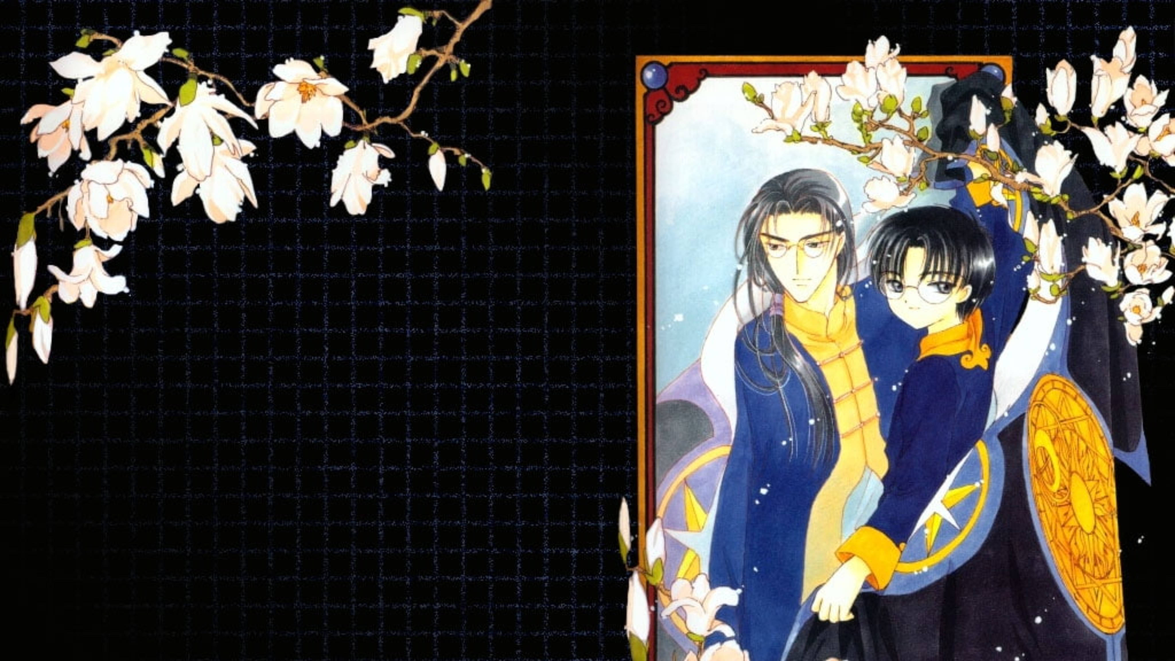 Cardcaptor 桌布 壁紙 — 兩個動漫角色穿著華麗的藍色和金色長袍，站在一個鑲框的肖像畫中，肖像畫以白色木蘭花點綴，背景是深色網格。