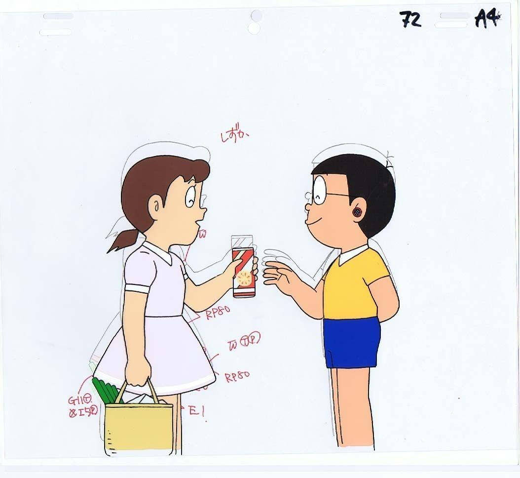 Doraemon 桌布 壁紙 — 兩個動漫角色穿著護士服，在故事板背景上交換飲料，價格標籤清晰可見。
