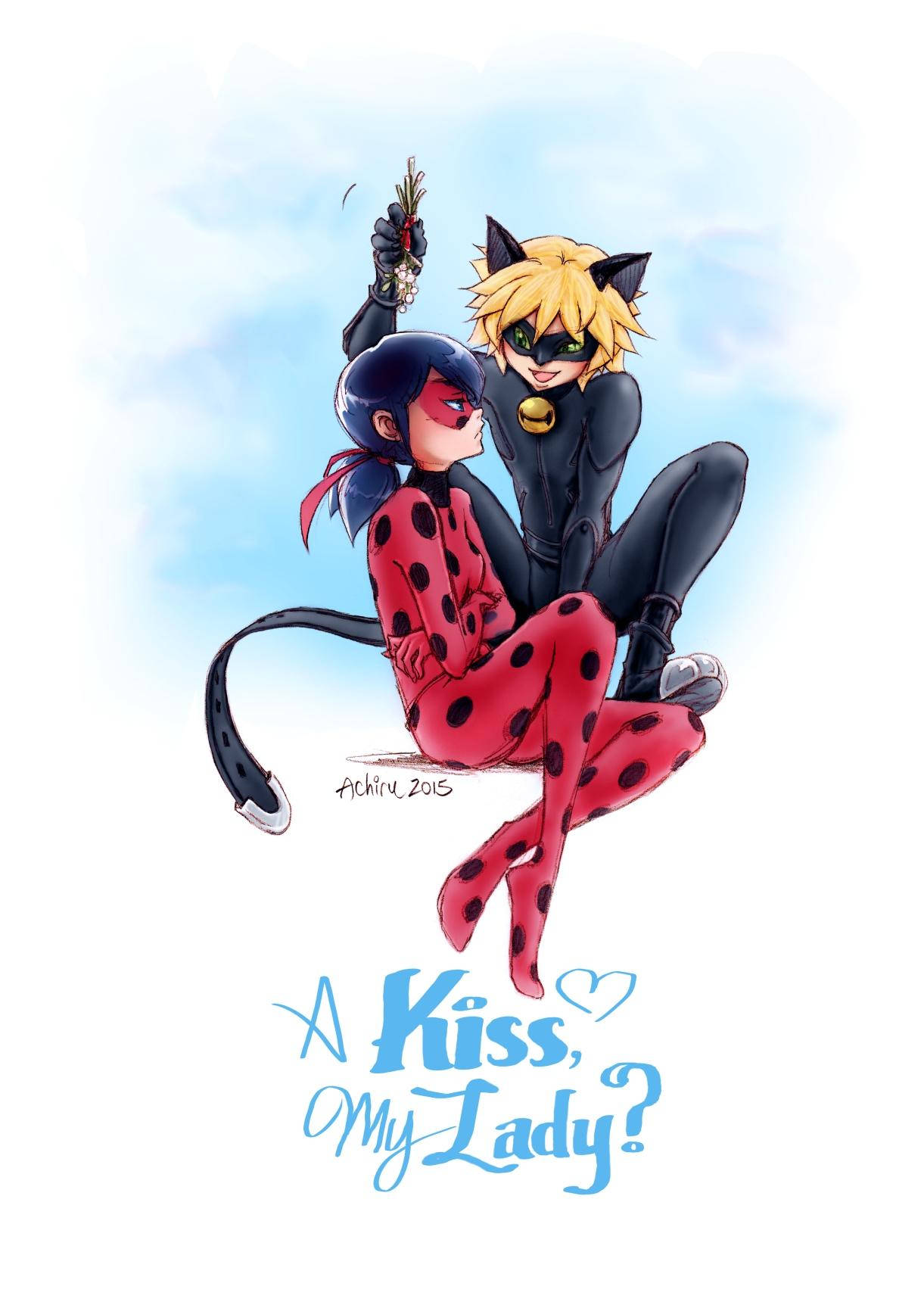 ladybug and cat noir kiss 桌布 壁紙 — 兩個動漫角色穿著超級英雄服裝，在柔和的藍天背景下俏皮地擺姿勢。