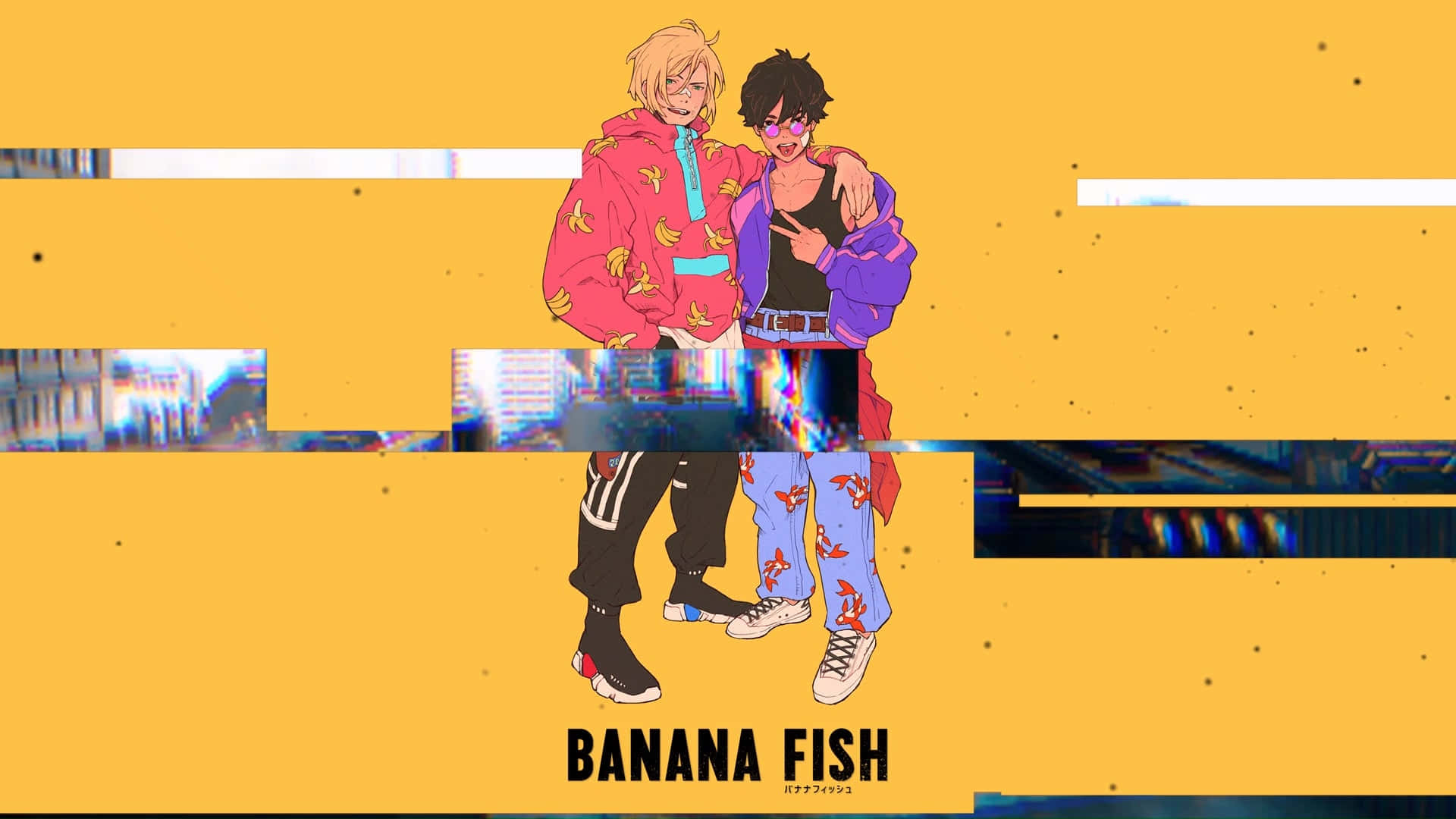 Banana Fish 桌布 壁紙 — 兩個動漫角色穿著鮮豔的街頭服飾，在帶有城市景觀碎片的故障黃色背景前擺姿勢。