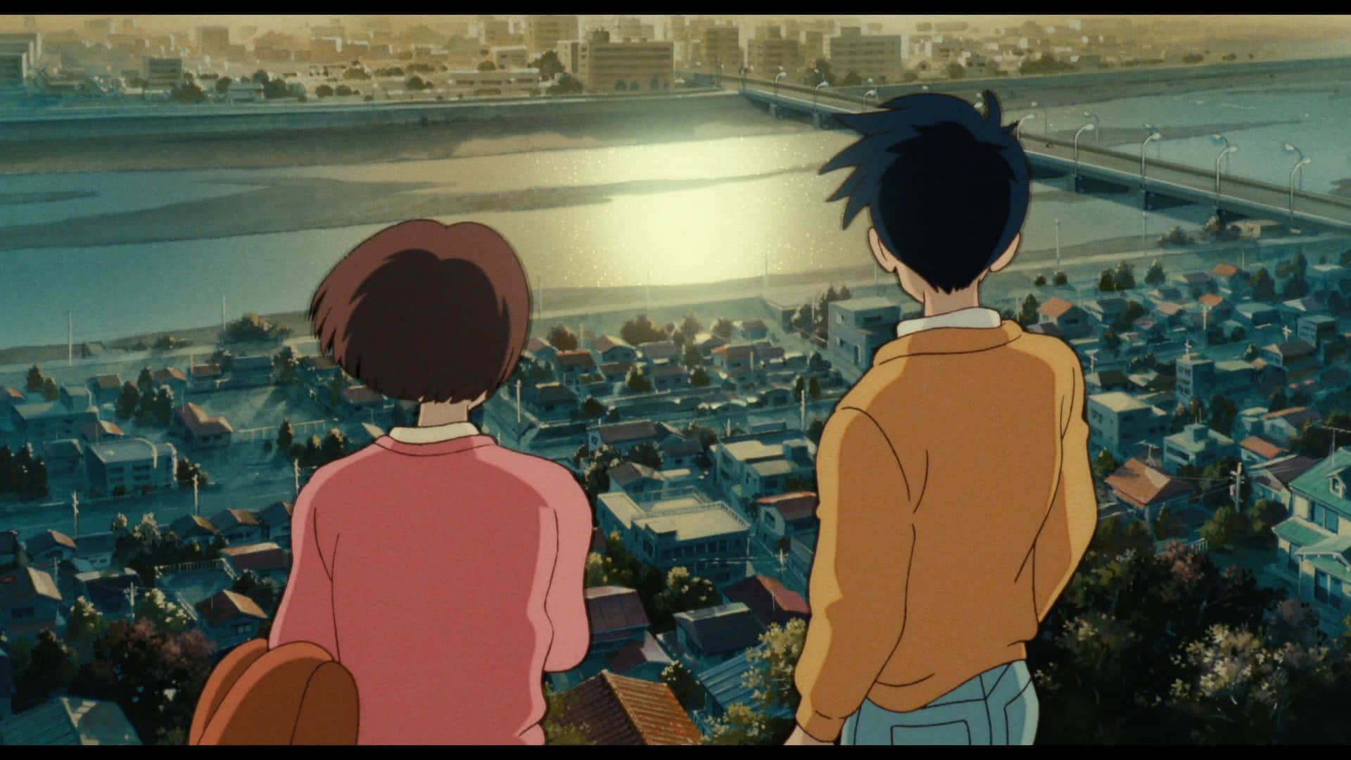 Whisper Of The Heart 桌布 壁紙 — 兩個動漫角色站在山丘上，俯瞰黃金時段的城市景觀，下方有河流和橋樑。
