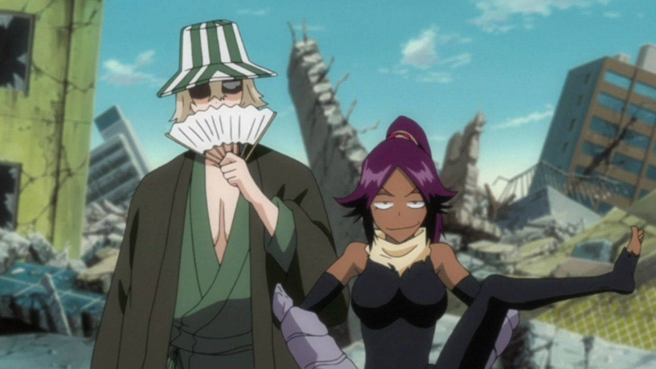 Yoruichi 桌布 壁紙 — 兩個動漫角色站在廢墟城市景觀中，周圍是破損的建築物和瓦礫，天空清澈湛藍。