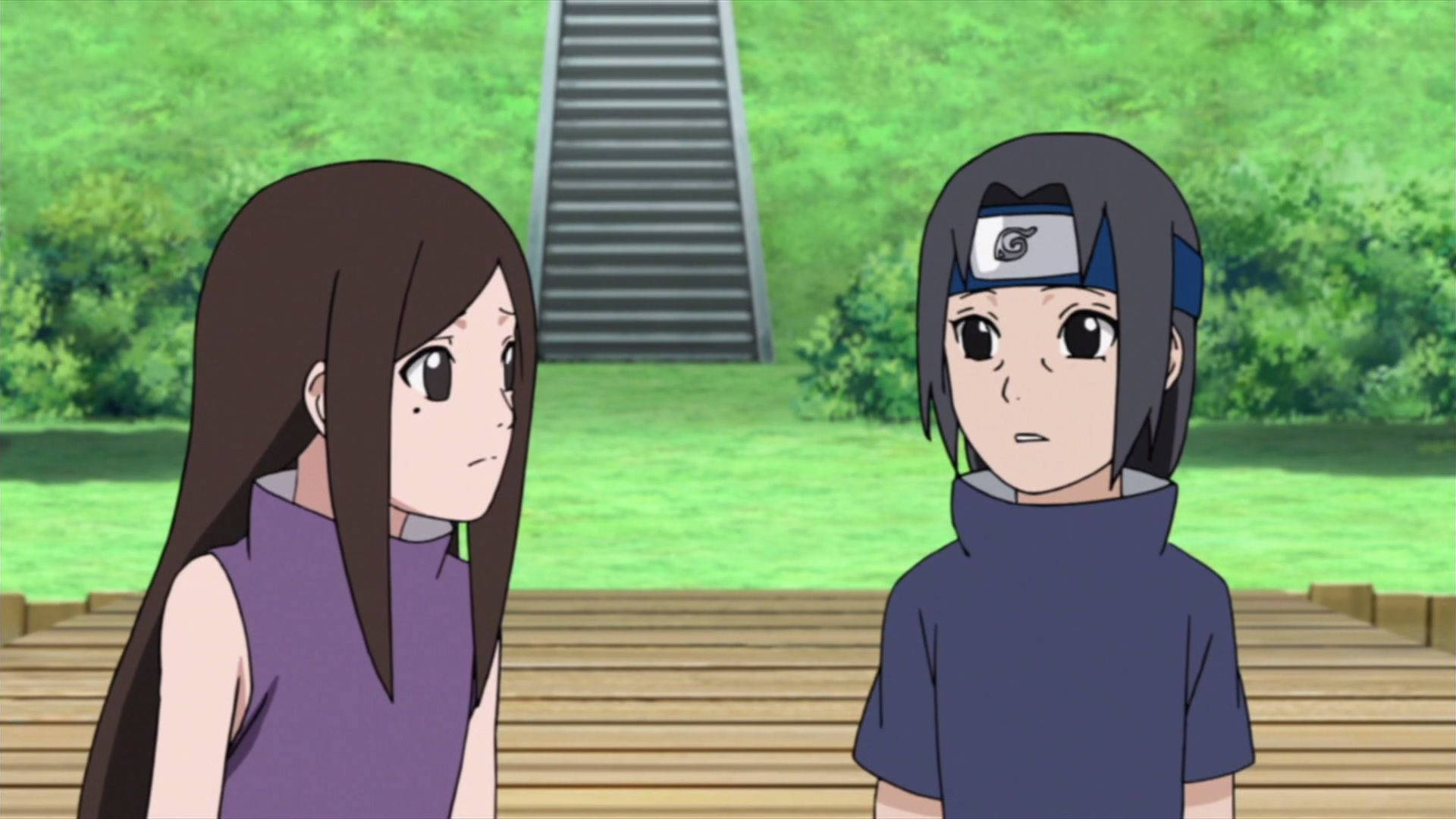 izumi uchiha 桌布 壁紙 — 兩個動漫角色站在木板上互相面對，身後有草坡和石階梯。