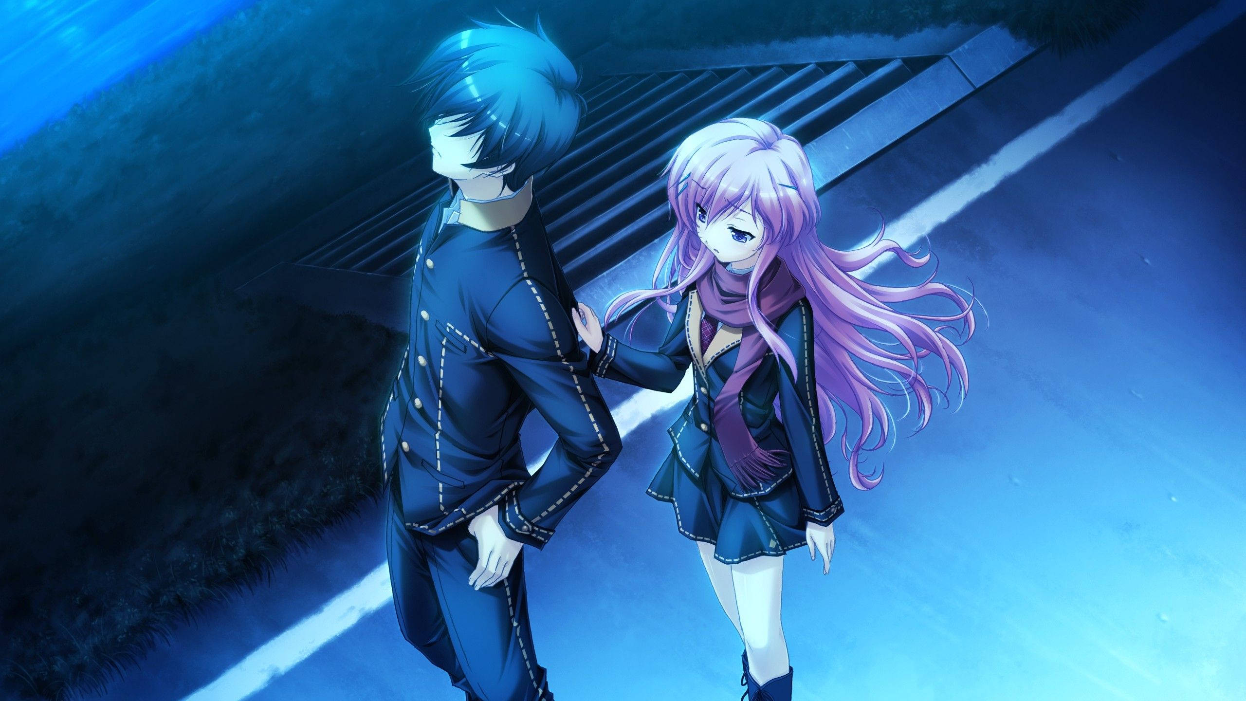 Anime Blue Boy 桌布 壁紙 — 兩個動漫角色站在發光的藍色路徑上，天空昏暗，一個有藍色頭髮，另一個有紫色頭髮，手牽手。
