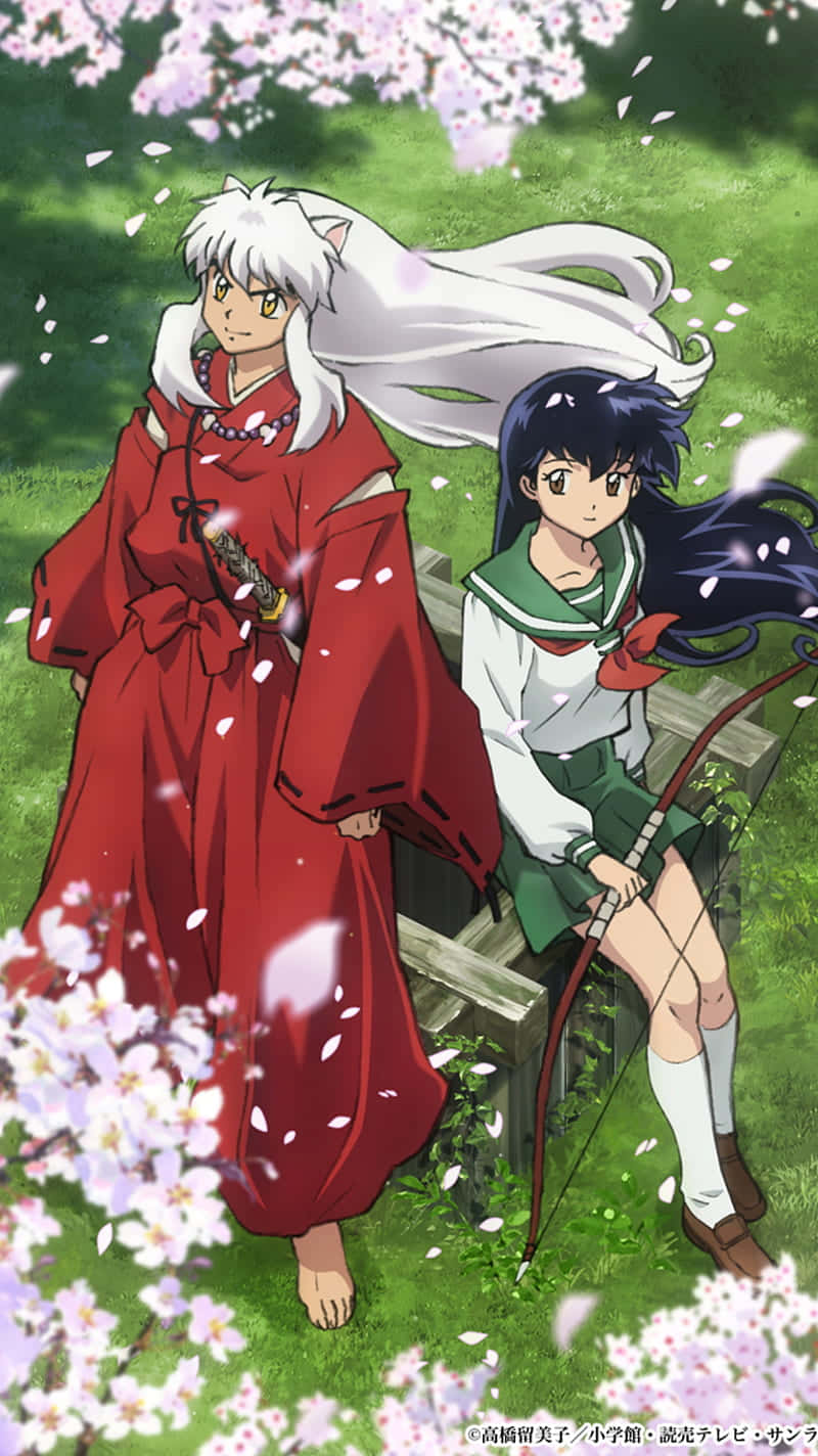Inuyasha Phone 桌布 壁紙 — 兩個動漫角色站在飄落的櫻花下，一個穿著紅色和服，另一個穿著綠色校服，手持弓。