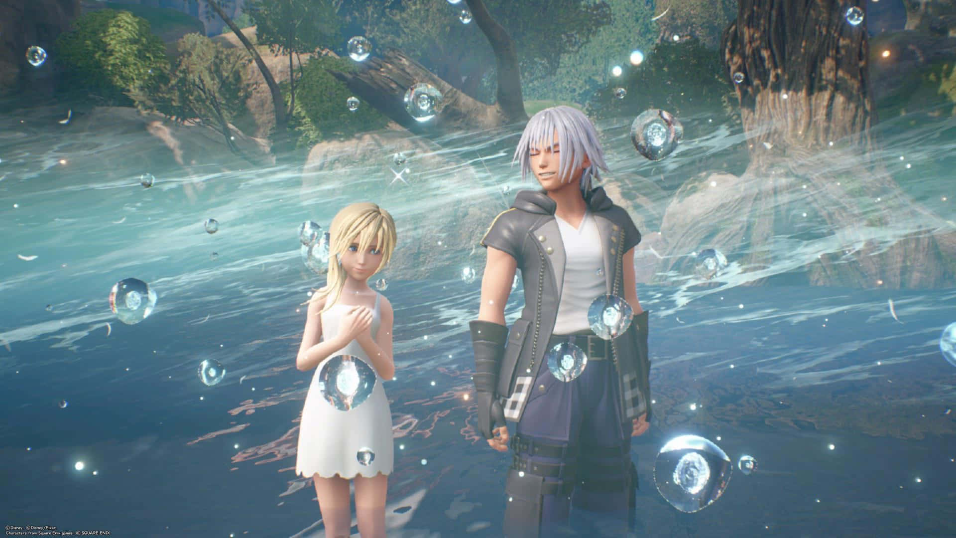 Kingdom Hearts Namine 桌布 壁紙 — 兩個動漫角色站在魔法森林溪流中，周圍環繞著發光球體和閃爍的水面。