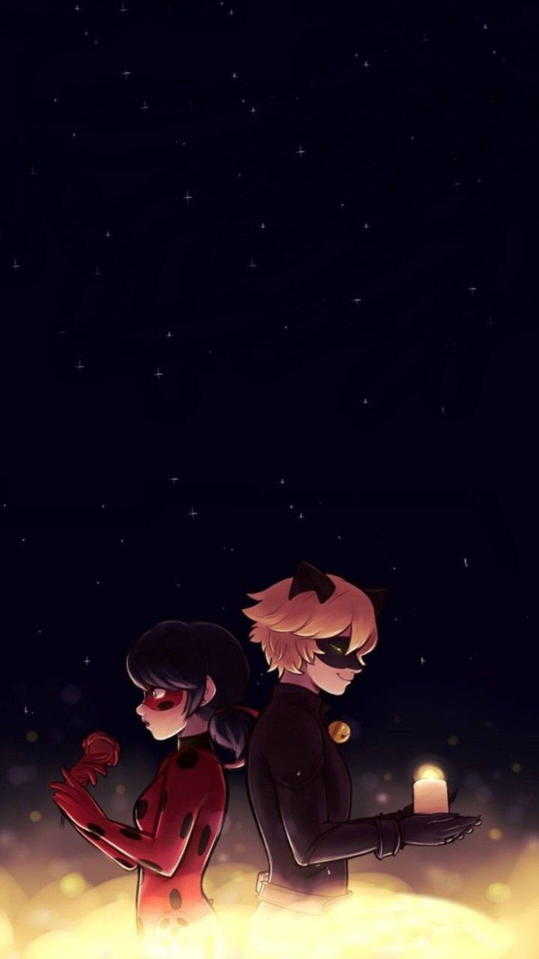 瓢蟲少女 桌布 壁紙 — 兩個動漫角色背對背站在星空下，一個拿著發光的蠟燭，另一個握緊拳頭，被溫暖的金色光芒照亮。