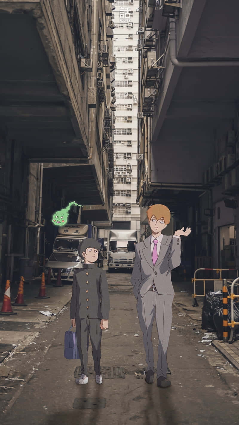 動漫角色 桌布 壁紙 — 兩個動漫角色走在一條狹窄的城市小巷中，兩旁是高聳的建築物，他們上方漂浮著一個綠色的精靈。
