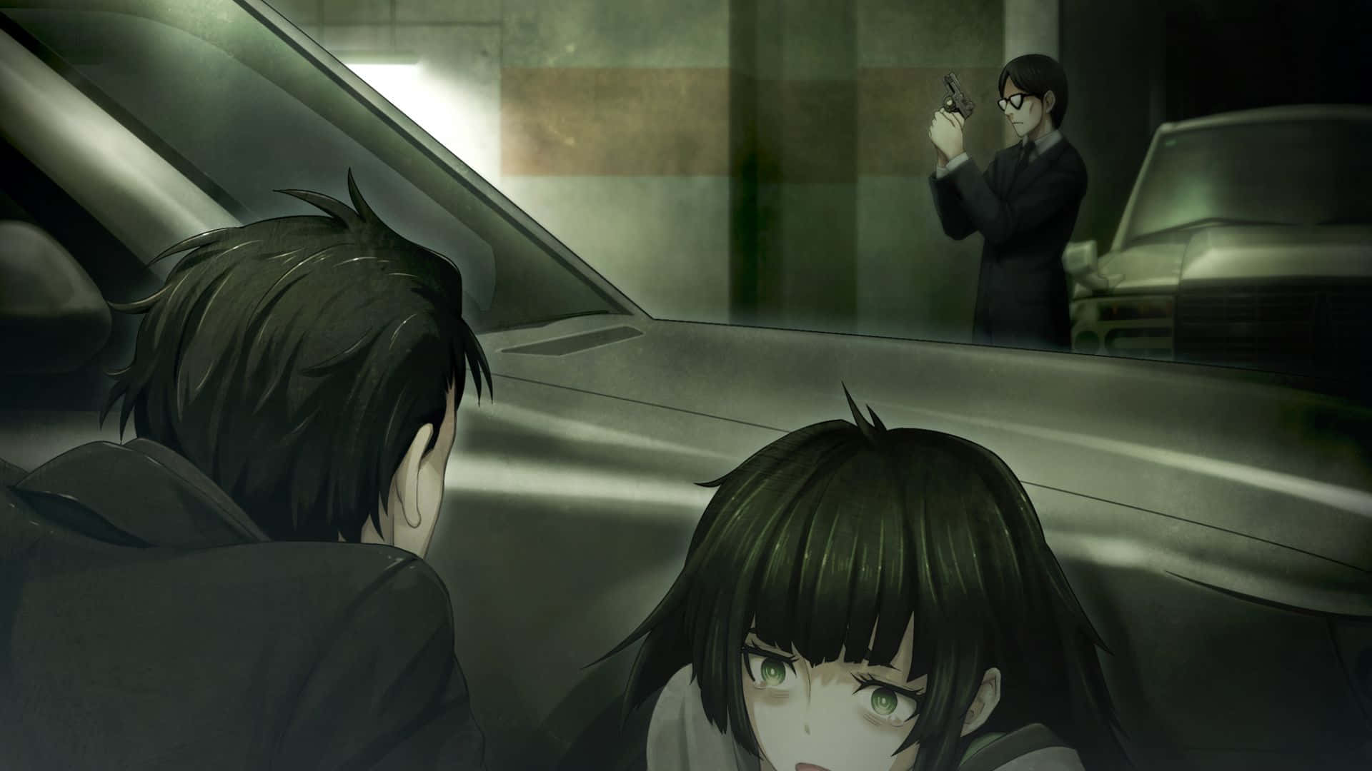 Maho Hiyajo 桌布 壁紙 — 兩個動漫角色蹲在一輛車後面，而遠處的一個身影在光線昏暗的停車場中用槍瞄準他們。