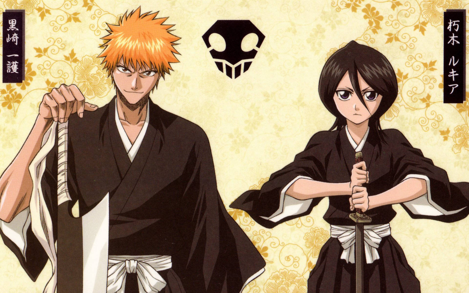 Ichigo Kurosaki 桌布 壁紙 — 兩個動漫角色身穿黑白神道袍，手持劍，站在金色花卉圖案背景前。