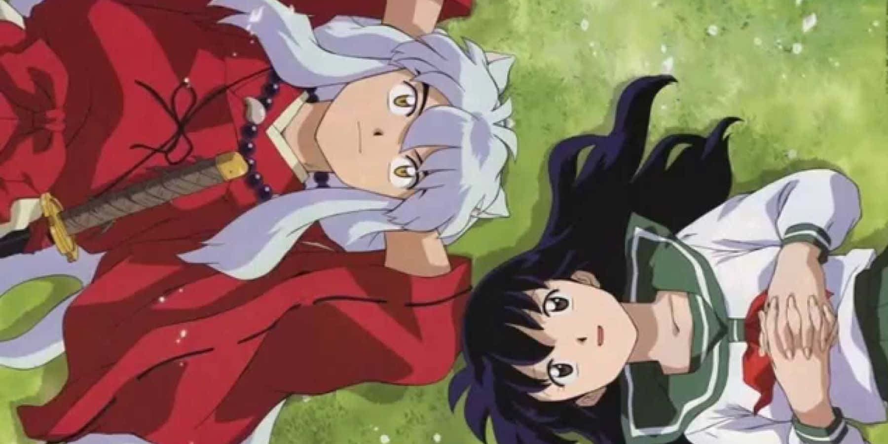 Inuyasha And Kagome 桌布 壁紙 — 兩個動漫角色躺在草地上，一個銀髮穿紅袍，另一個黑髮穿校服。
