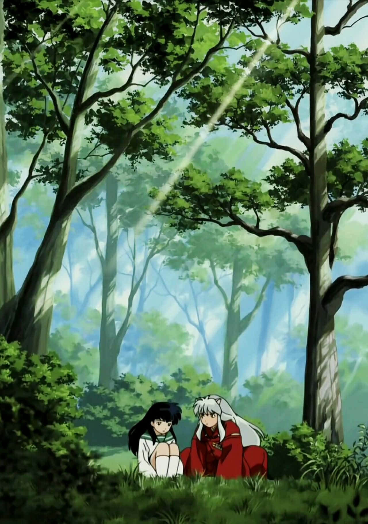 Inuyasha And Rin 桌布 壁紙 — 兩個動漫角色靜靜地坐在陽光普照的森林中，光線穿過茂密的綠樹。