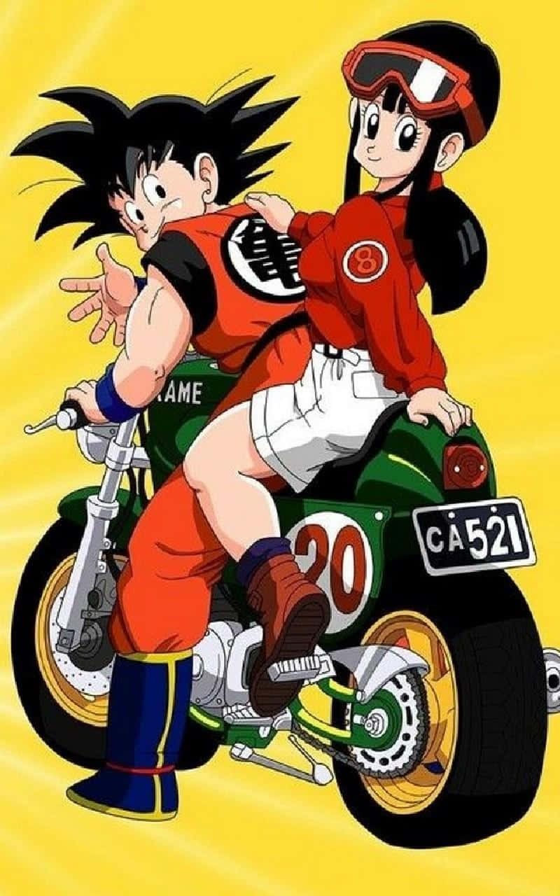 龍珠 桌布 壁紙 — 兩個動漫角色騎著一輛綠色摩托車，背景為亮黃色，帶有動態運動線條。
