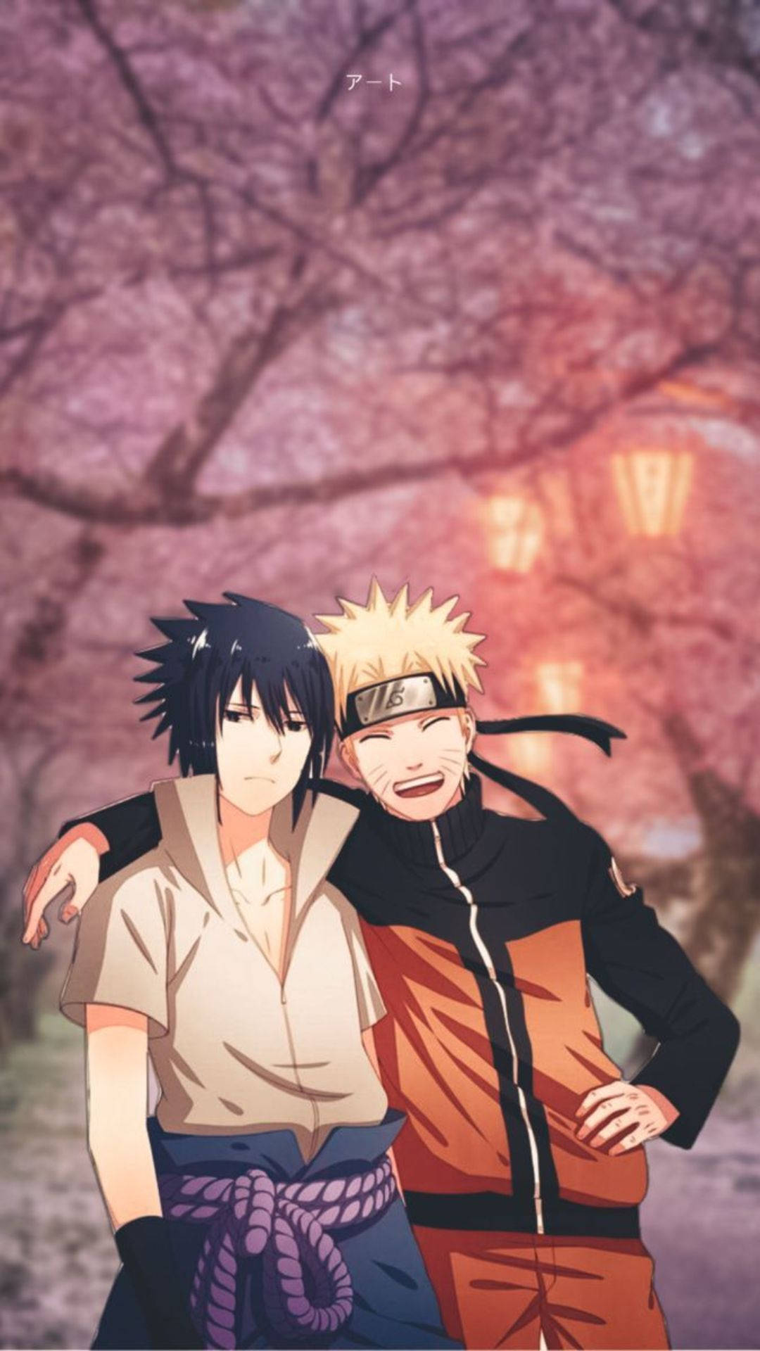 sasuke uchiha 桌布 壁紙 — 兩個動漫角色鳴人和佐助在盛開的櫻花下緊密站立，背景中溫暖的燈籠閃耀著光芒。