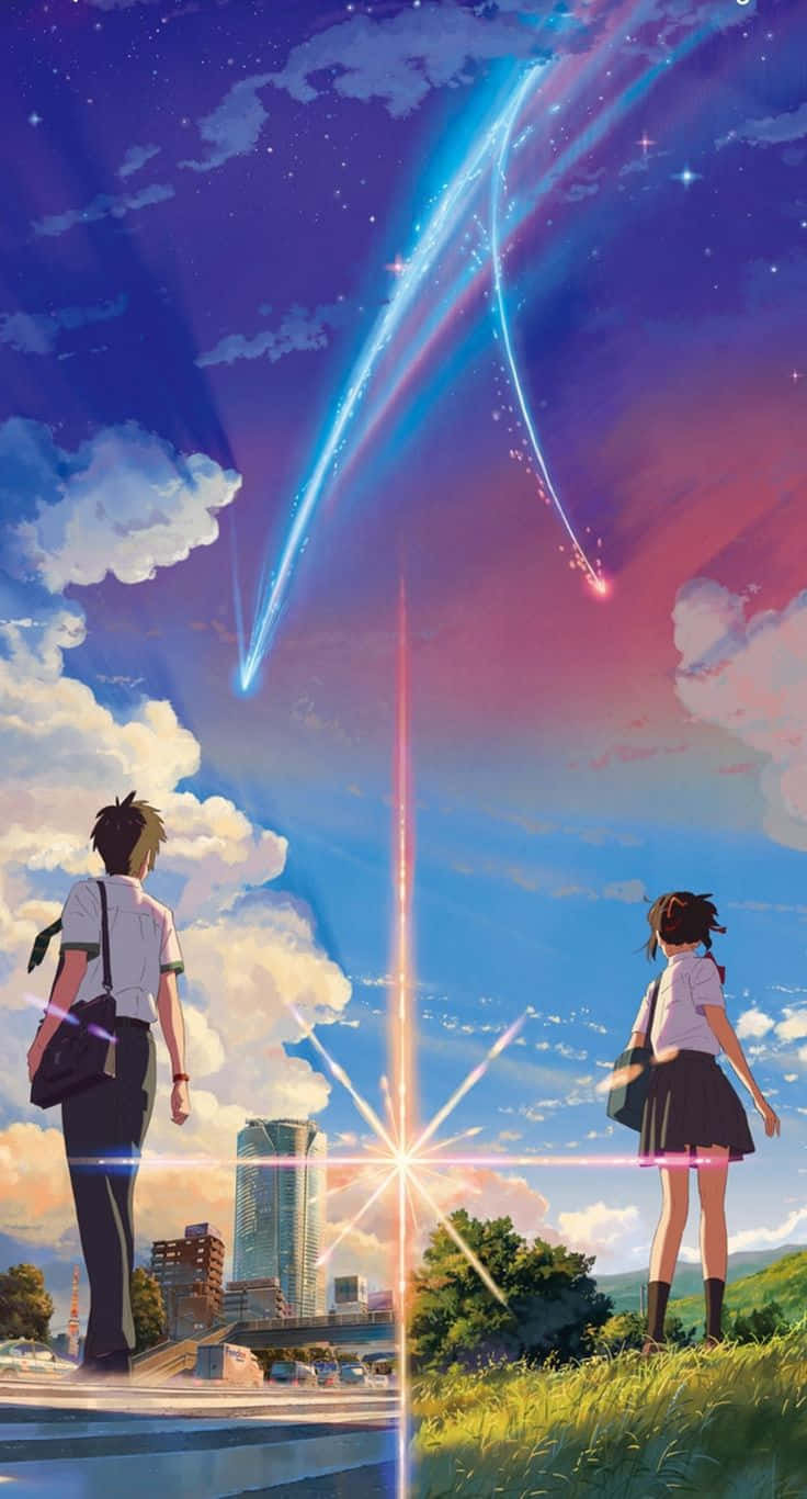 動漫情侶 桌布 壁紙 — 兩個動漫青少年仰望，發光的彗星尾巴劃過城市景觀和草地山丘上充滿活力的暮色天空。