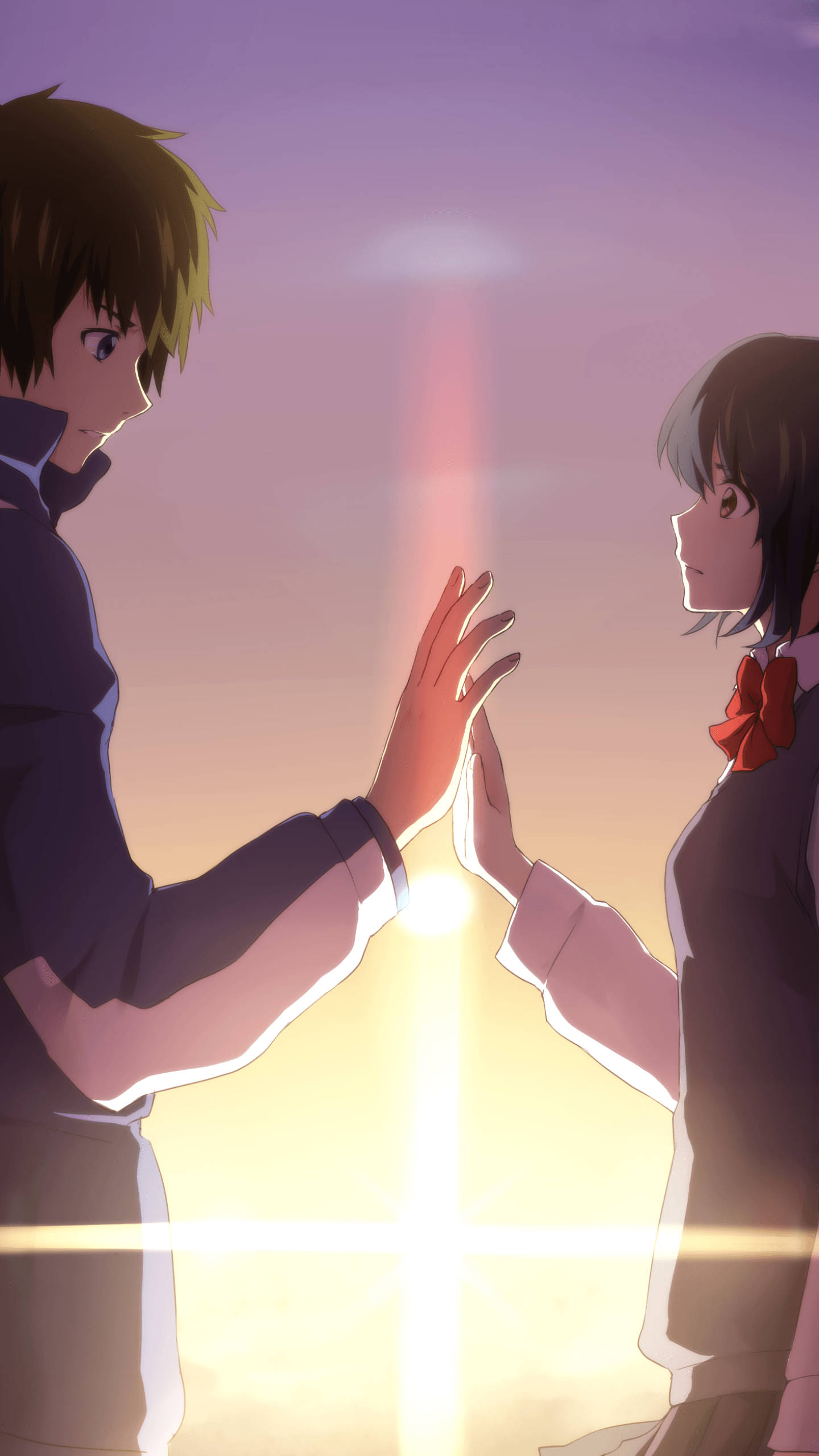 Your Name Anime 桌布 壁紙 — 兩個動漫青少年伸出手觸碰彼此，一輪燦爛的太陽在他們之間照耀，背景是紫色的日落天空。